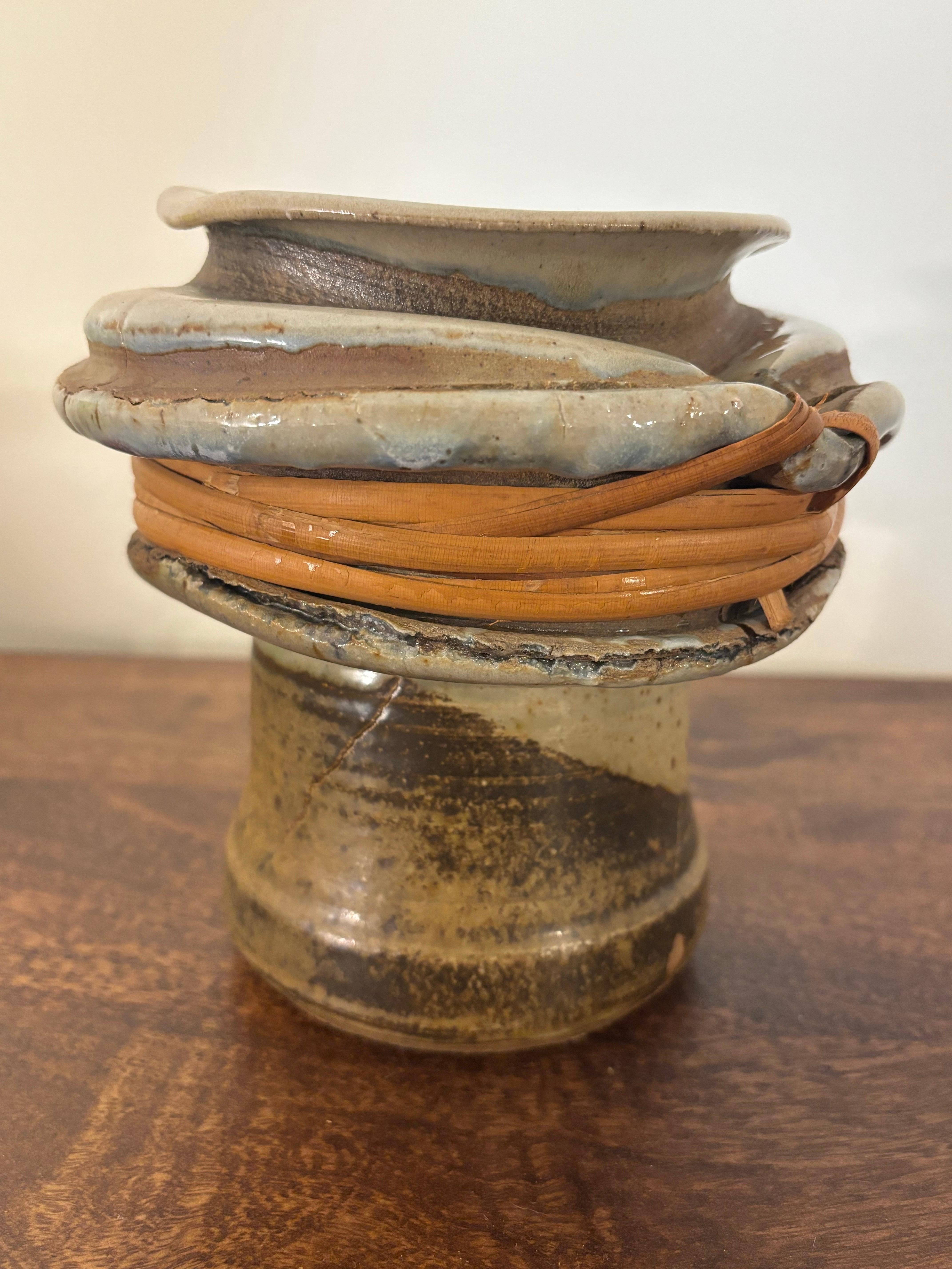 Vaso in ceramica raffinato e scultoreo del ceramista californiano F. Carlton Ball, firmato Carlton sulla base. La silhouette è caratterizzata da una tensione irresistibile: la parte superiore del corpo si gonfia verso l'esterno in un'espansione