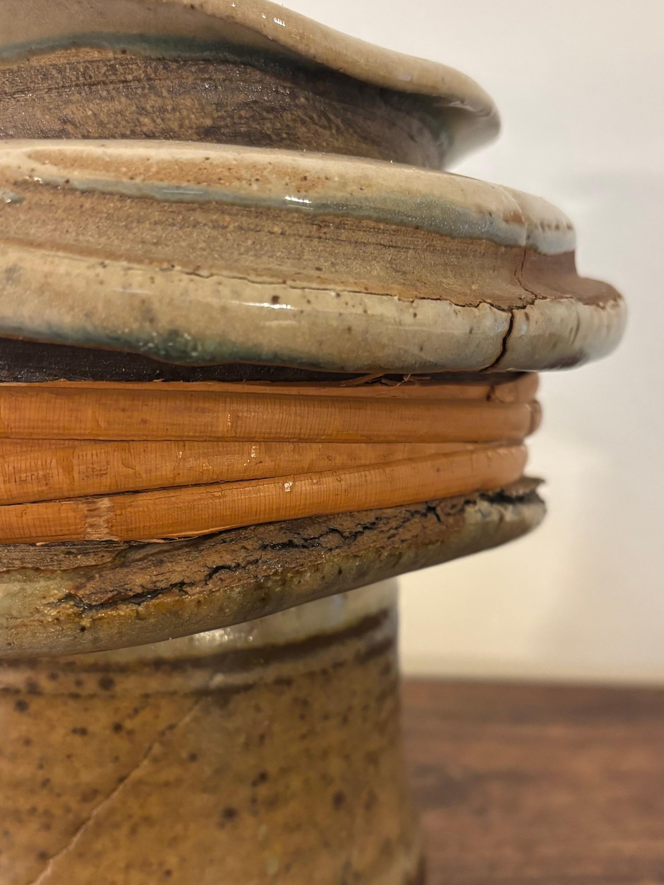 Mid-Century moderno Vaso in ceramica di Studio A con involucro di canna, di F. Carlton Ball in vendita