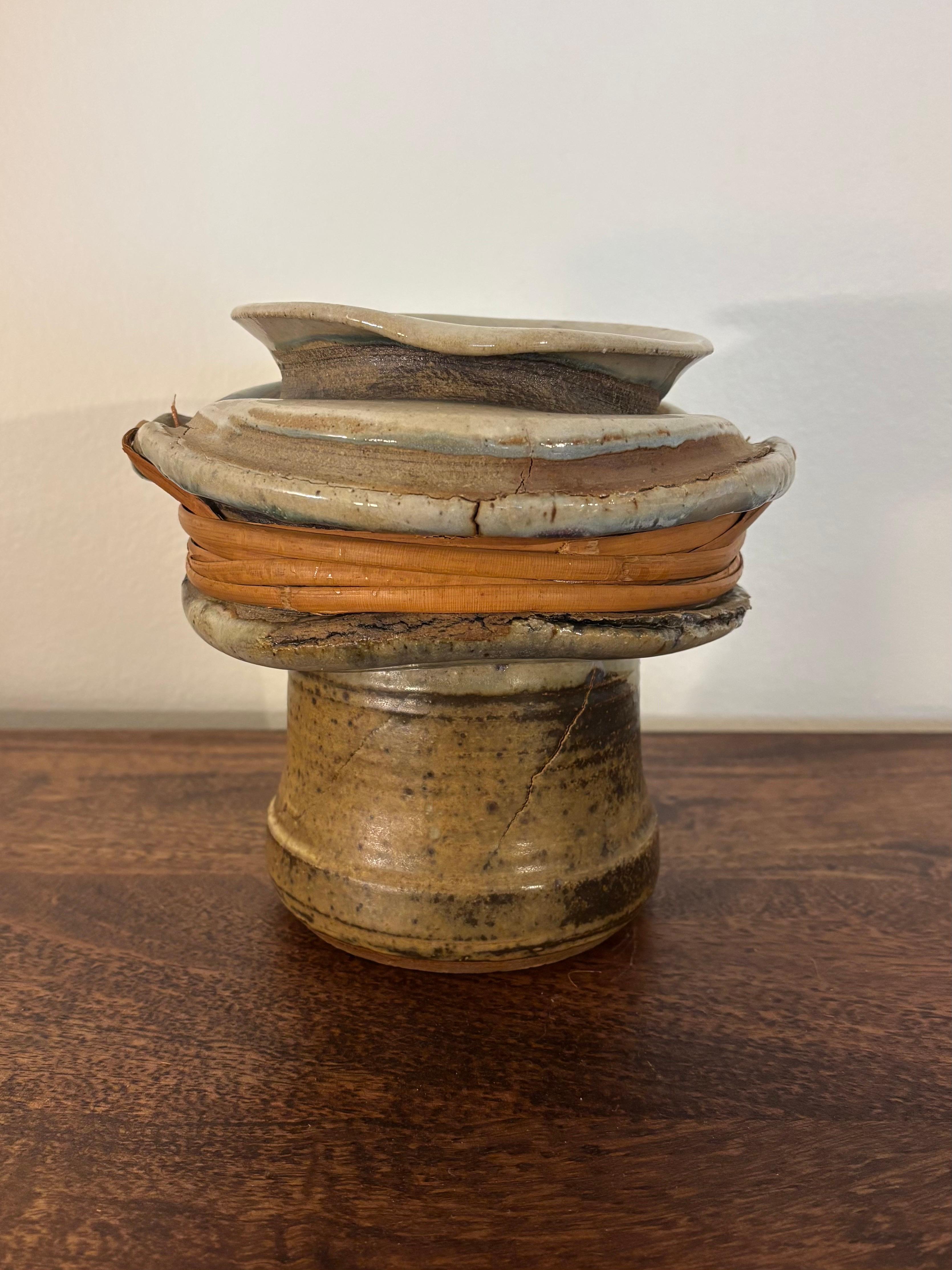 Vaso in ceramica di Studio A con involucro di canna, di F. Carlton Ball In condizioni buone in vendita a Delray Beach, FL