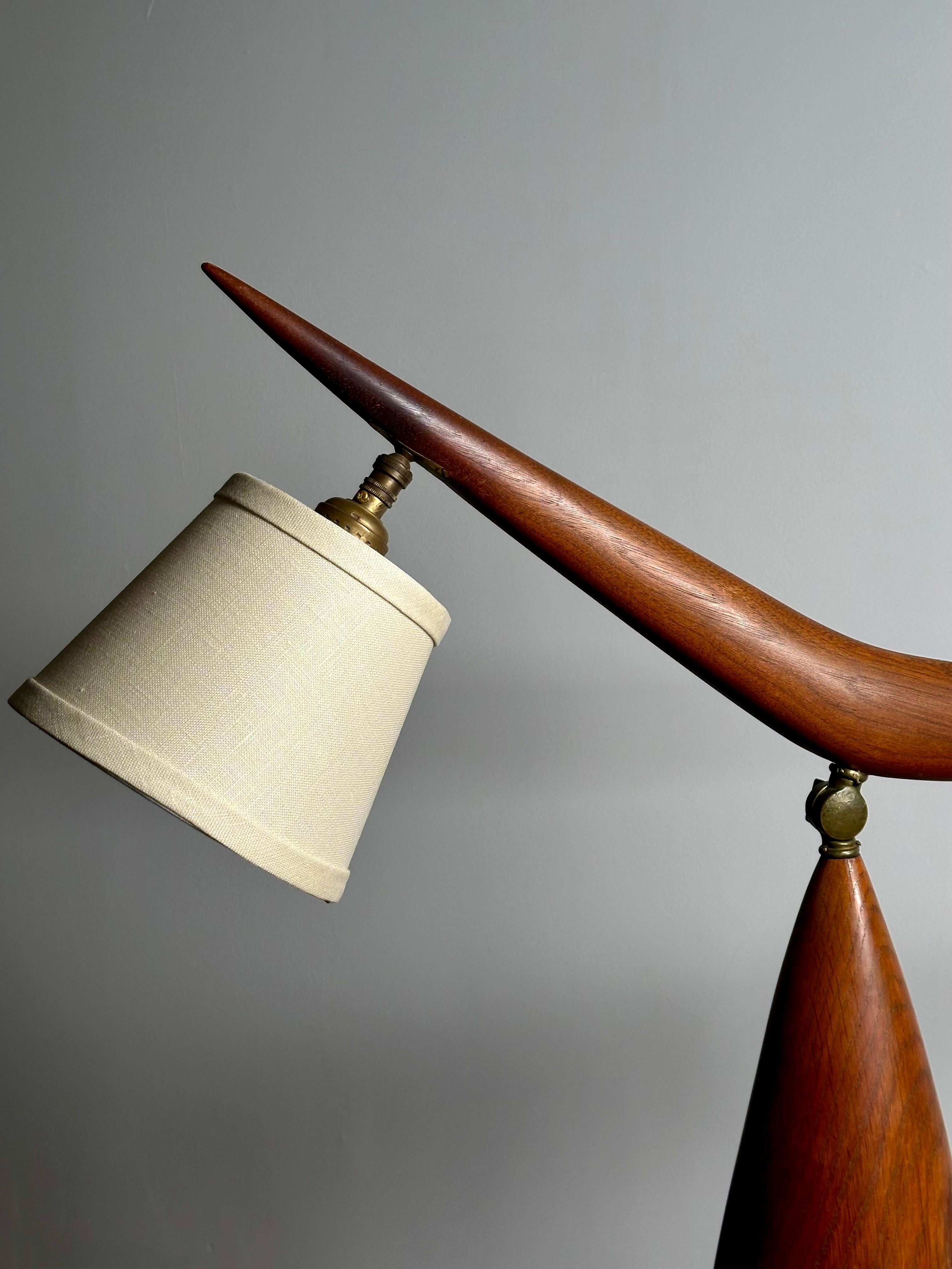 Amerikanische Studio-Tischlampe mit Gelenk und Fulcrum aus Nussbaumholz, 1960er Jahre (amerikanisch) im Angebot
