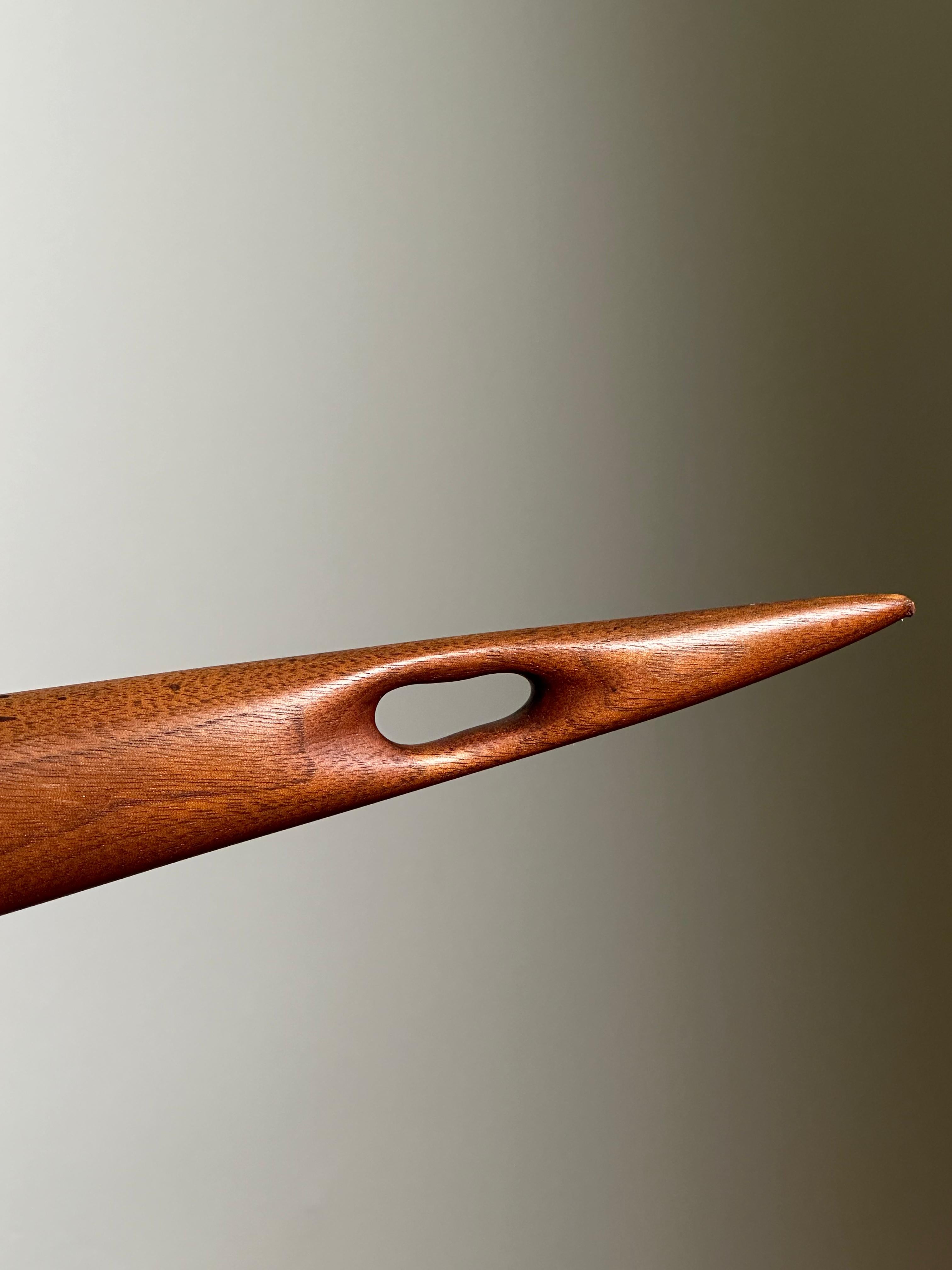 Amerikanische Studio-Tischlampe mit Gelenk und Fulcrum aus Nussbaumholz, 1960er Jahre im Zustand „Gut“ im Angebot in Brooklyn, NY
