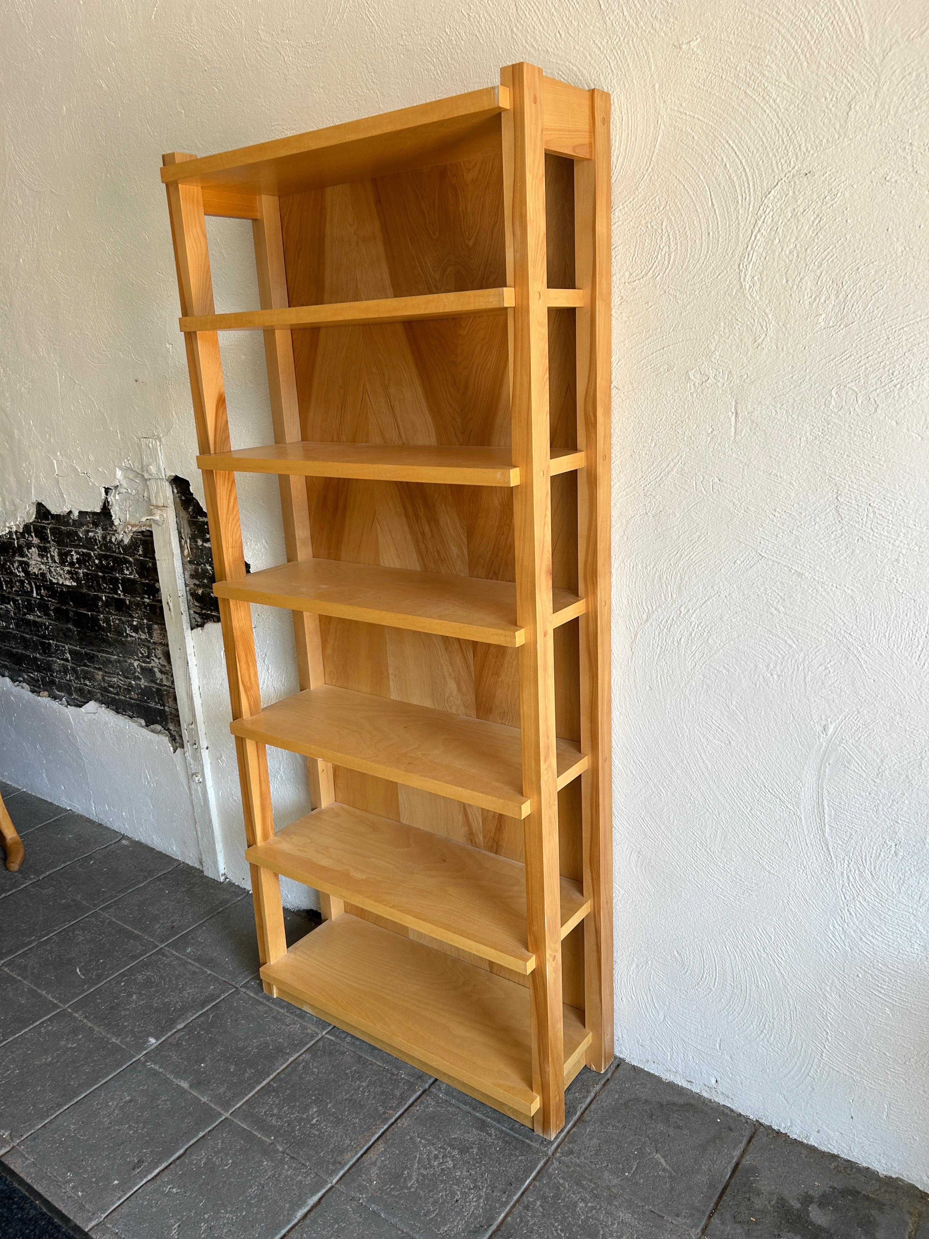 American Studio craft birch blonde tall open 6 shelf bookcase wall unit In Good Condition For Sale In BROOKLYN, NY
