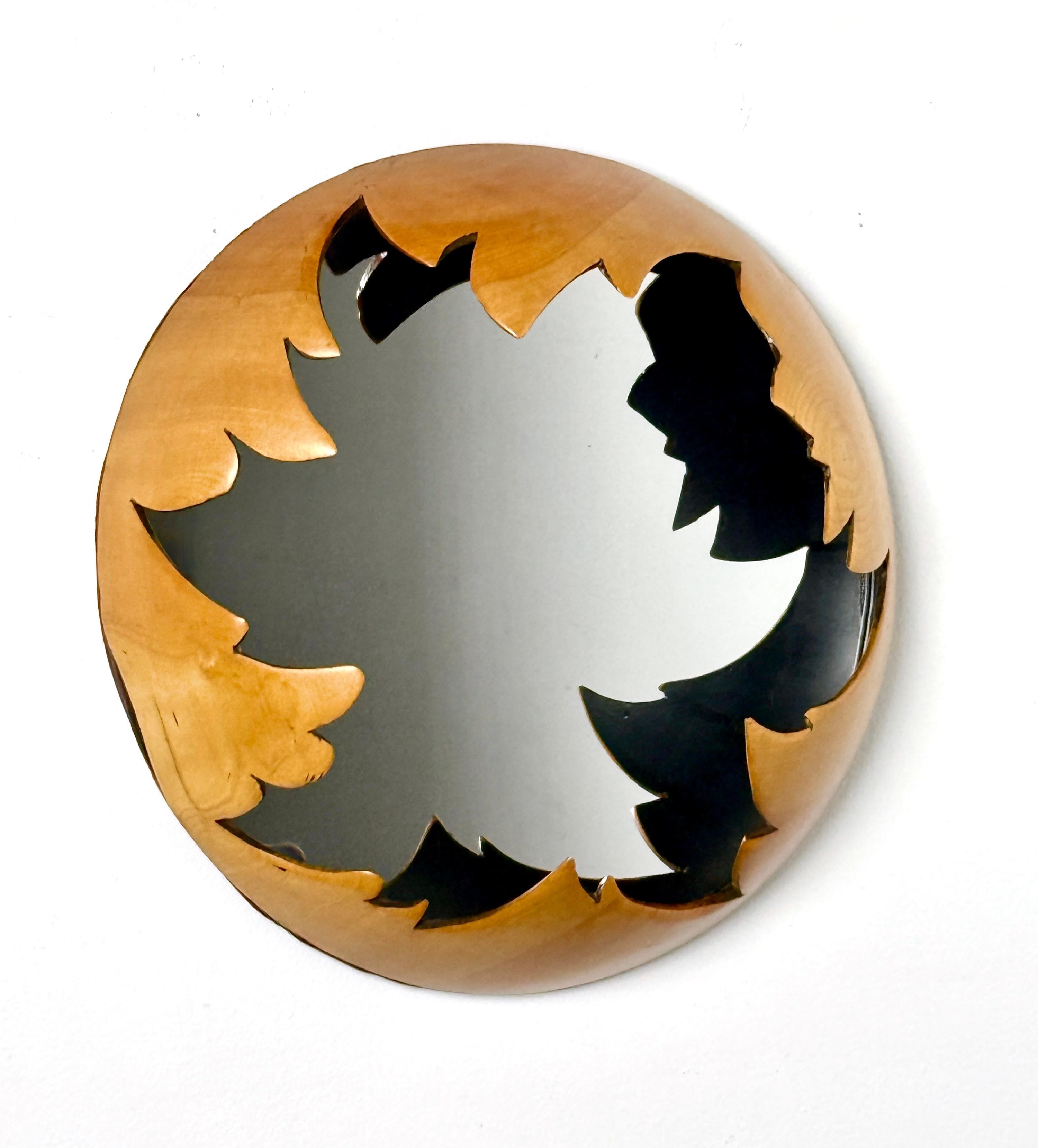Einzigartige Spiegelskulptur von Bruce Quinby aus dem Jahr 1986

Kreatives Design aus gewölbtem Formholz mit gezackter Einfassung 
Schwarz lackierte Innenräume reflektieren für einen interessanten Schatteneffekt
Signiert und datiert auf der