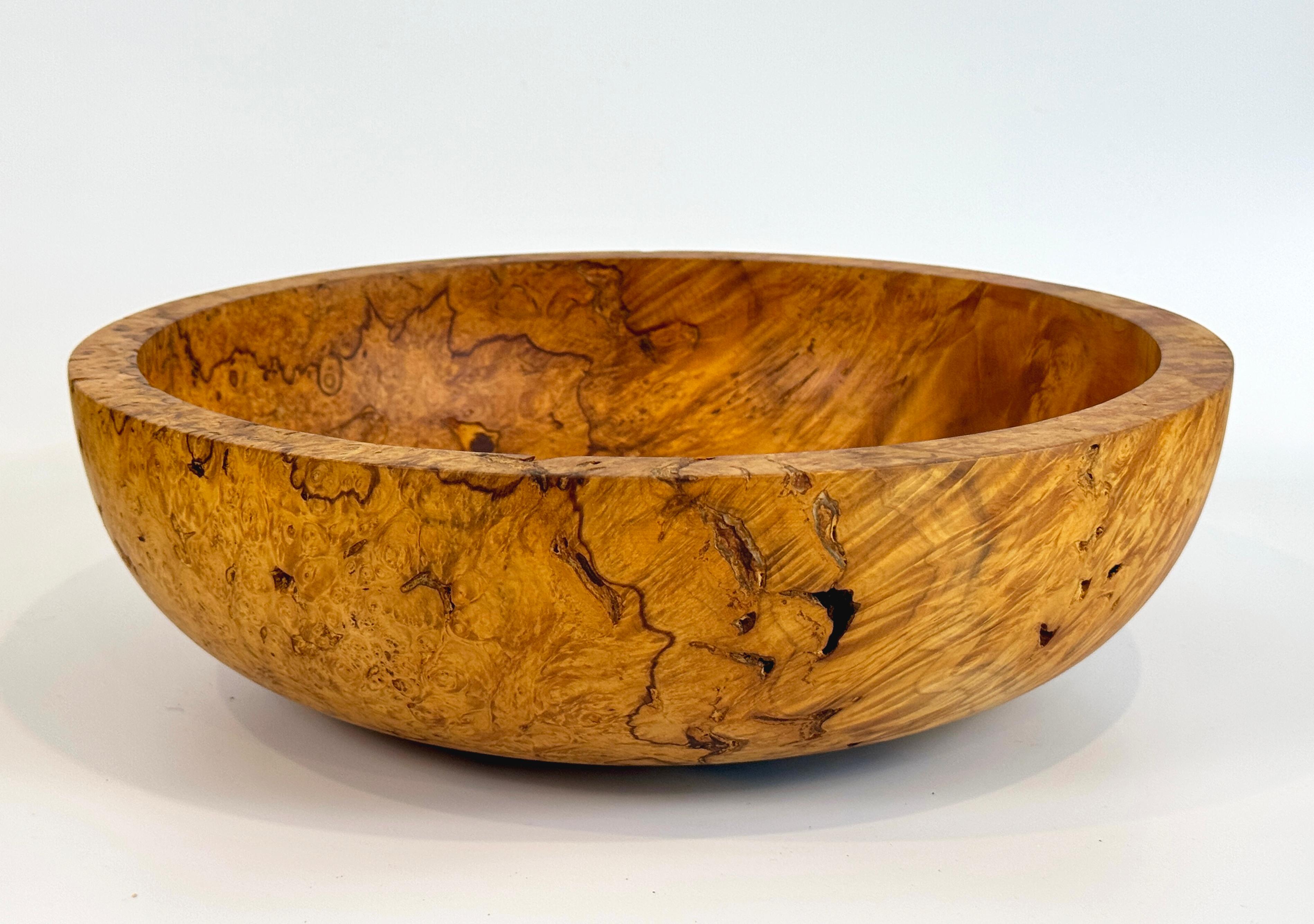 Ein amerikanisches Studio Craft Centerpiece Schale in Rosskastanie Grat. Diese wunderschöne Schale weist eine unglaubliche Gratmaserung mit natürlichen Strukturvariationen des Holzes auf. Diese elegante und schlichte Form ist aus einem einzigen