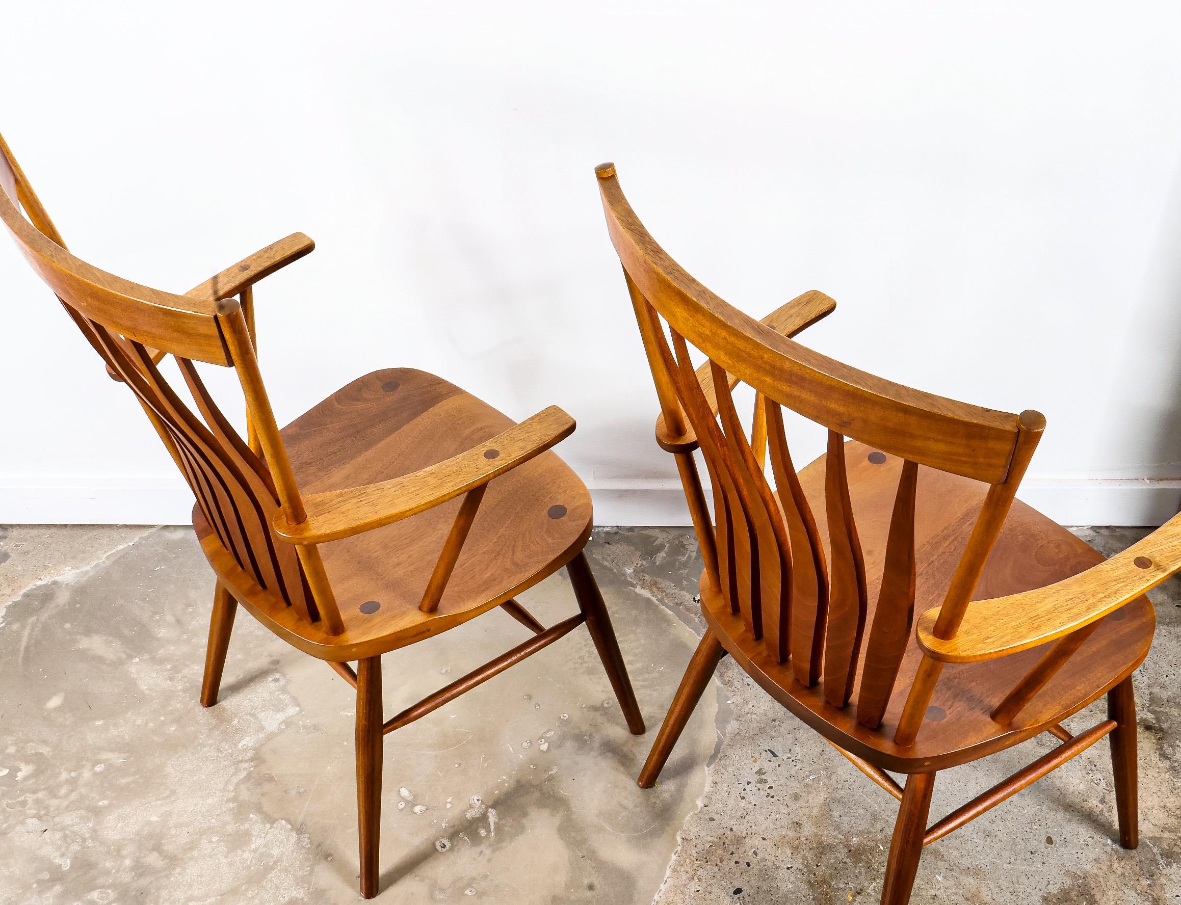 Sillas de capitán American Studio Craft, Pareja Pecán en venta