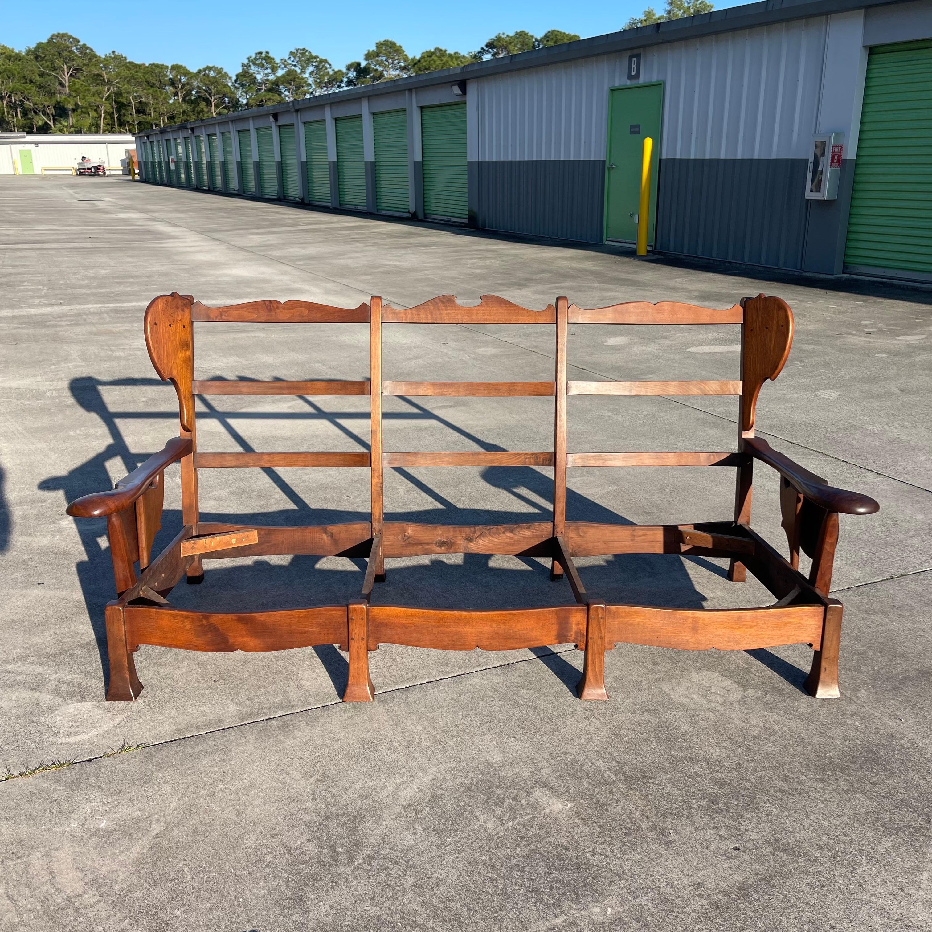 Fabelhaftes, handgefertigtes Sofa im ikonischen Monterey-Ranch-Stil, mit geflügelter Rückenlehne und Paddelarmen. Zusammenklappbare Tabletts für Snacks/Getränke auf jeder Seite.
