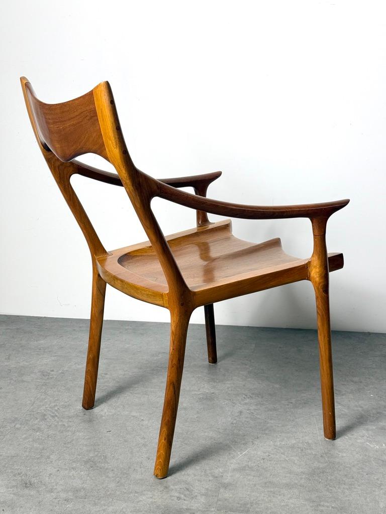 Fauteuil en noyer sculpté dans le style de Sam Maloof, American Studio Araft en vente 2