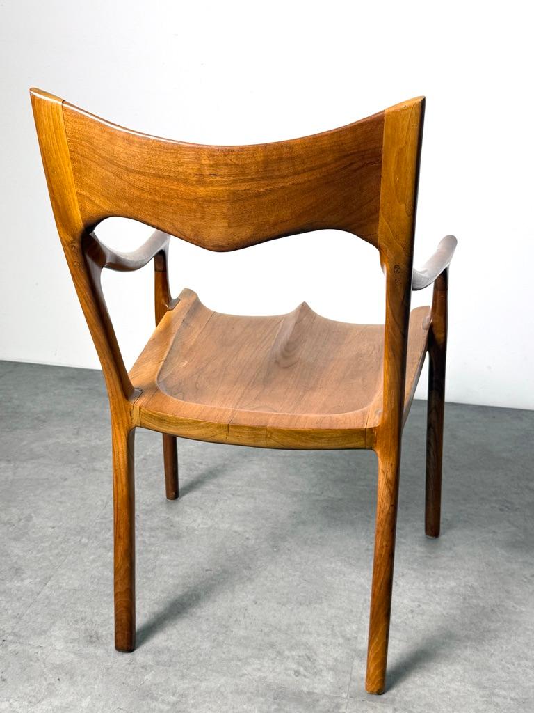 Fauteuil en noyer sculpté dans le style de Sam Maloof, American Studio Araft en vente 3