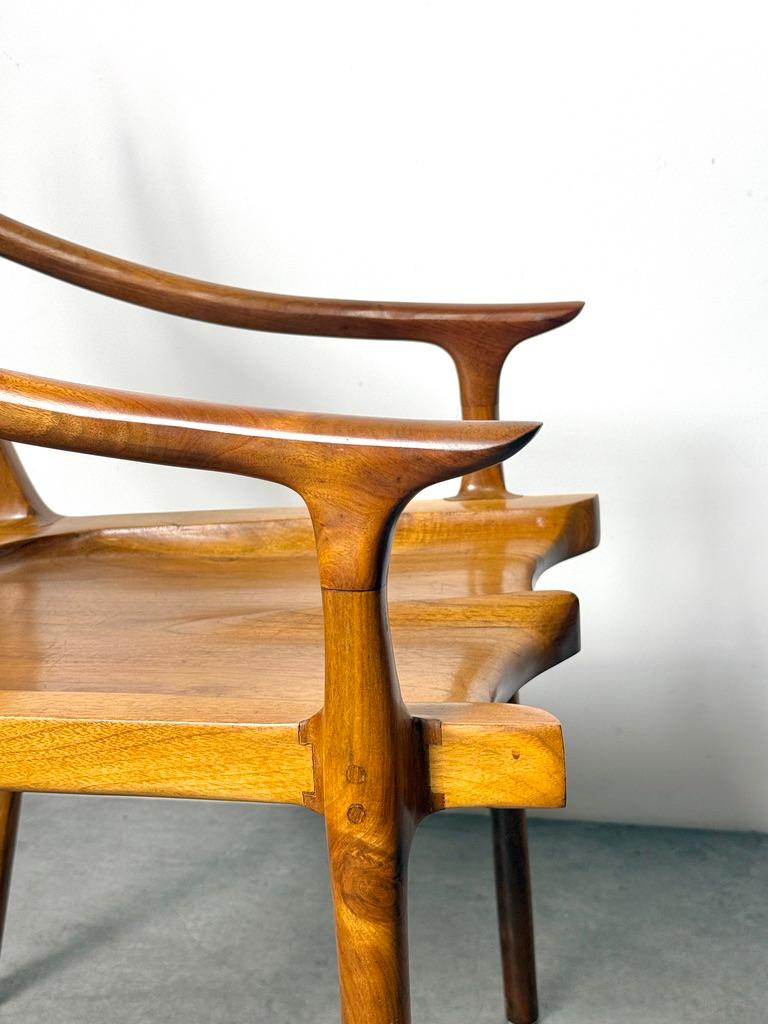 Fauteuil en noyer sculpté dans le style de Sam Maloof, American Studio Araft en vente 5