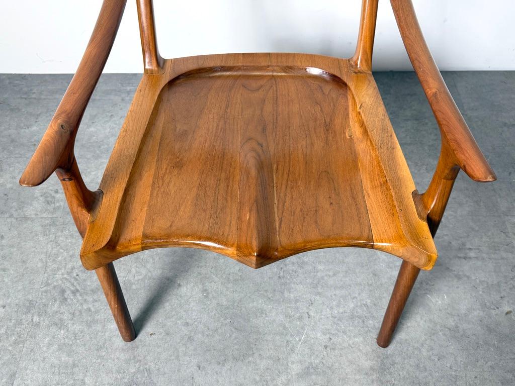 Fauteuil en noyer sculpté dans le style de Sam Maloof, American Studio Araft en vente 7