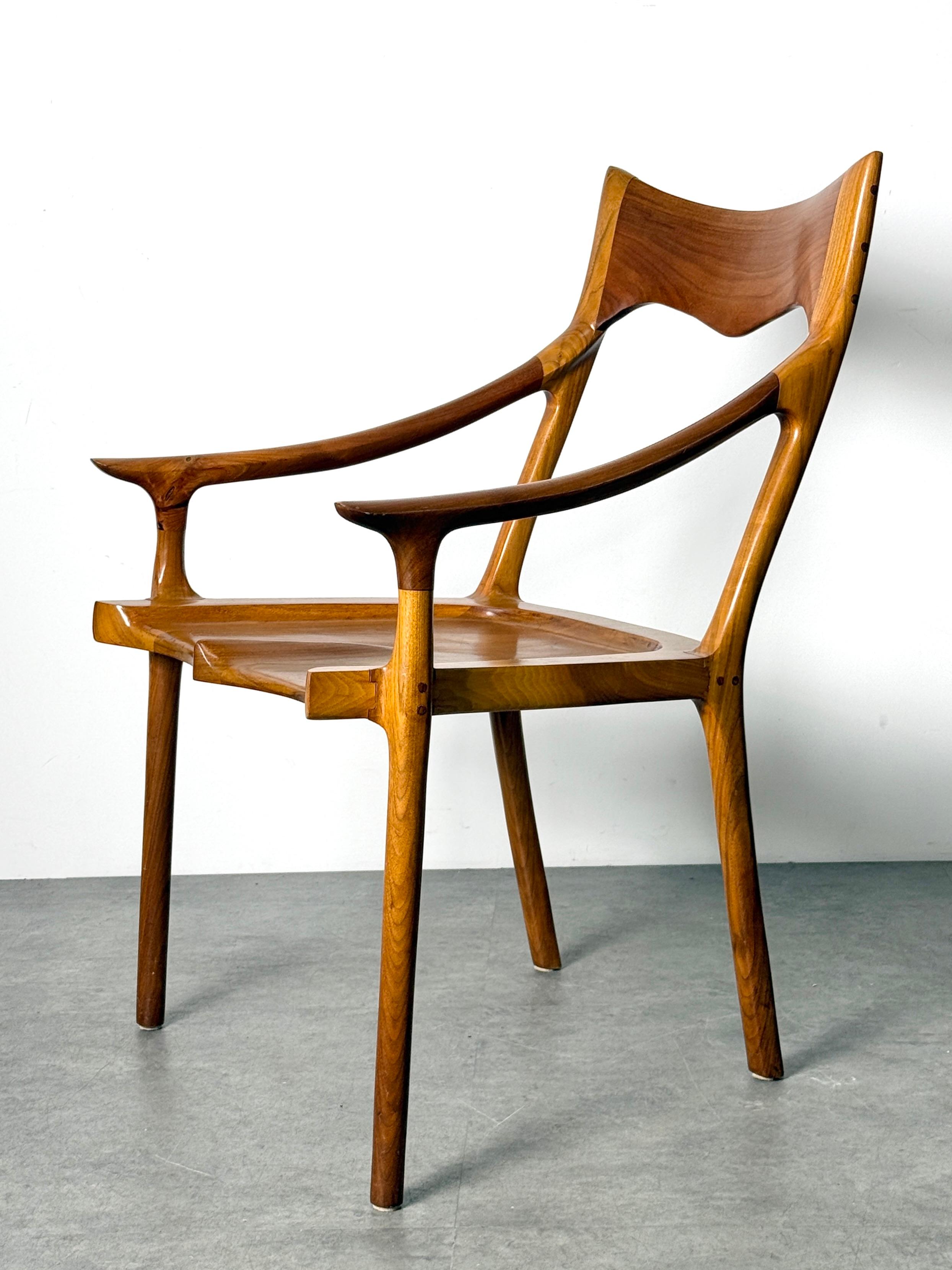 Fauteuil artisanal américain dans le style de Sam Maloof 

Une interprétation haute de la chaise à dossier bas en noyer, avec une assise ergonomique et la menuiserie signée Maloof.

Non signé

Largeur de 24 pouces
Profondeur de 27,5 pouces
37 pouces