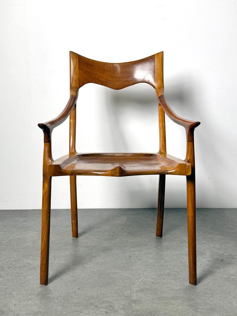 Mid-Century Modern Fauteuil en noyer sculpté dans le style de Sam Maloof, American Studio Araft en vente