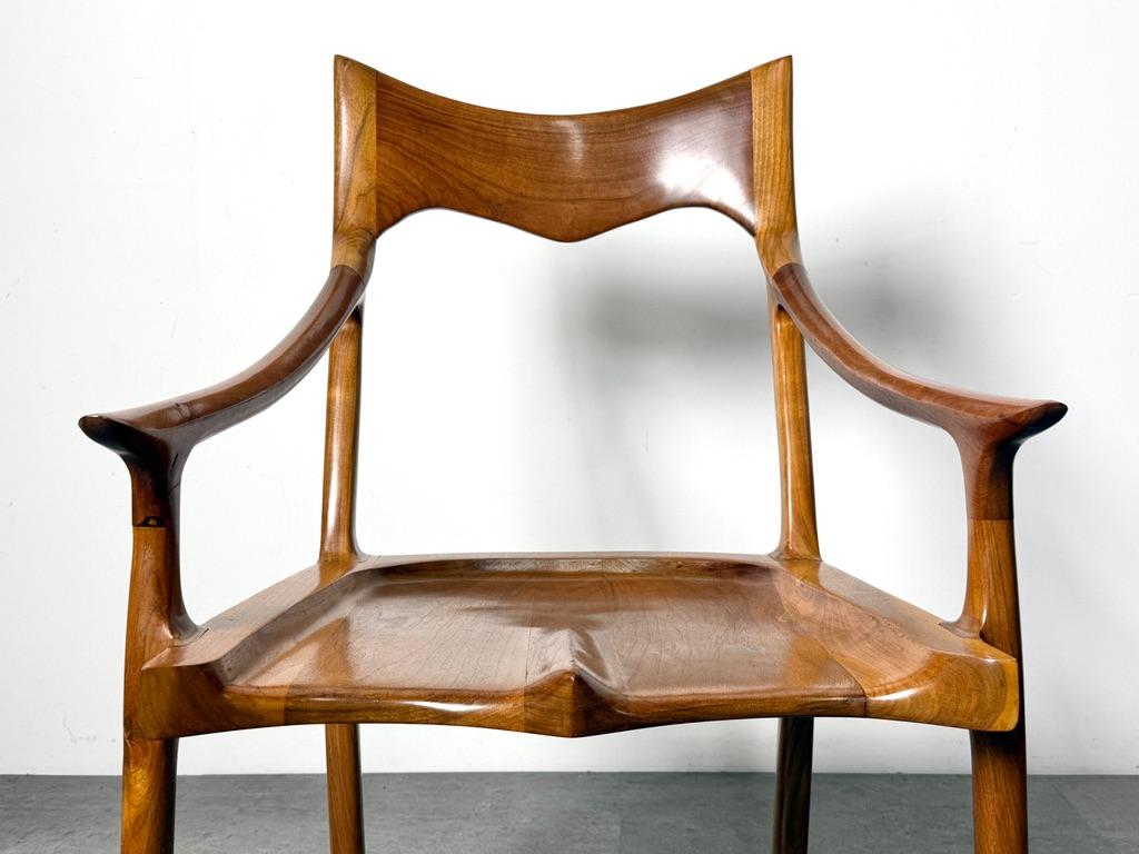 Américain Fauteuil en noyer sculpté dans le style de Sam Maloof, American Studio Araft en vente