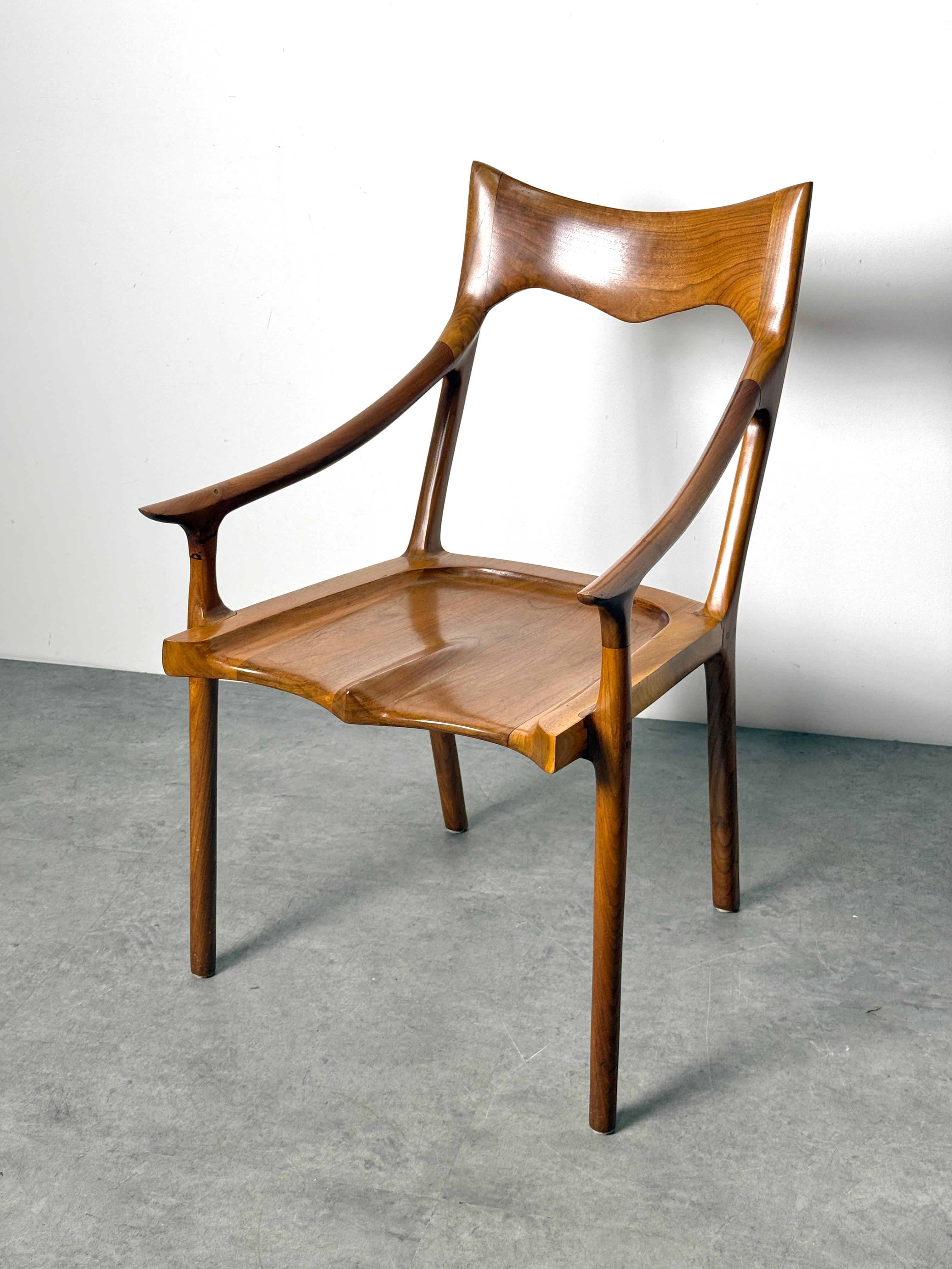 Sculpté Fauteuil en noyer sculpté dans le style de Sam Maloof, American Studio Araft en vente