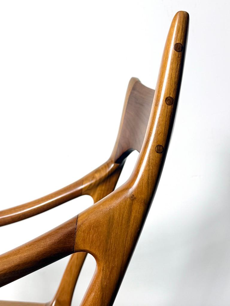 Fauteuil en noyer sculpté dans le style de Sam Maloof, American Studio Araft Bon état - En vente à Troy, MI