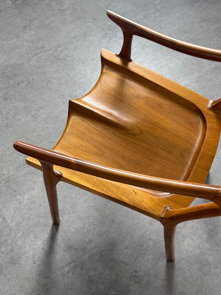 20ième siècle Fauteuil en noyer sculpté dans le style de Sam Maloof, American Studio Araft en vente