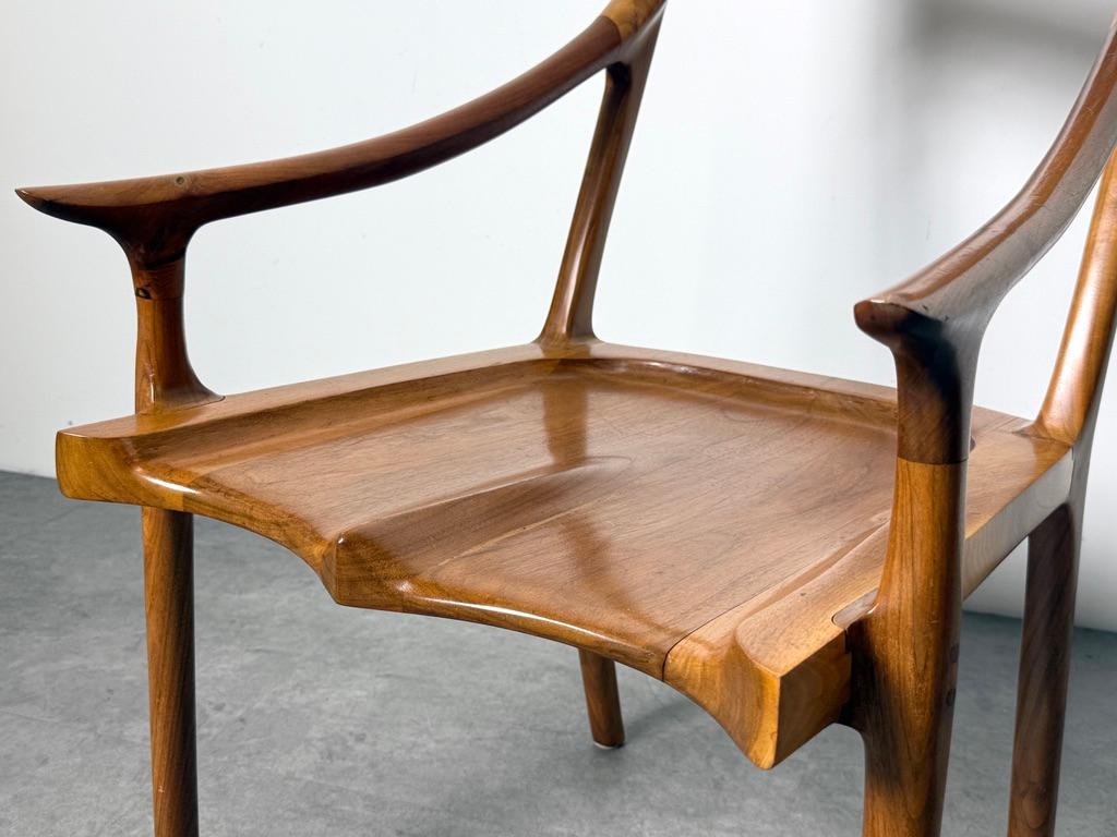 Noyer Fauteuil en noyer sculpté dans le style de Sam Maloof, American Studio Araft en vente