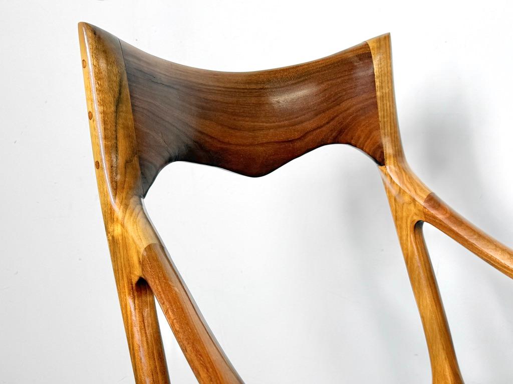 Fauteuil en noyer sculpté dans le style de Sam Maloof, American Studio Araft en vente 1