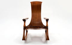 American Studio Craft Skulpturale Nussbaum Schaukelstuhl:: Hand Crafted:: markiert