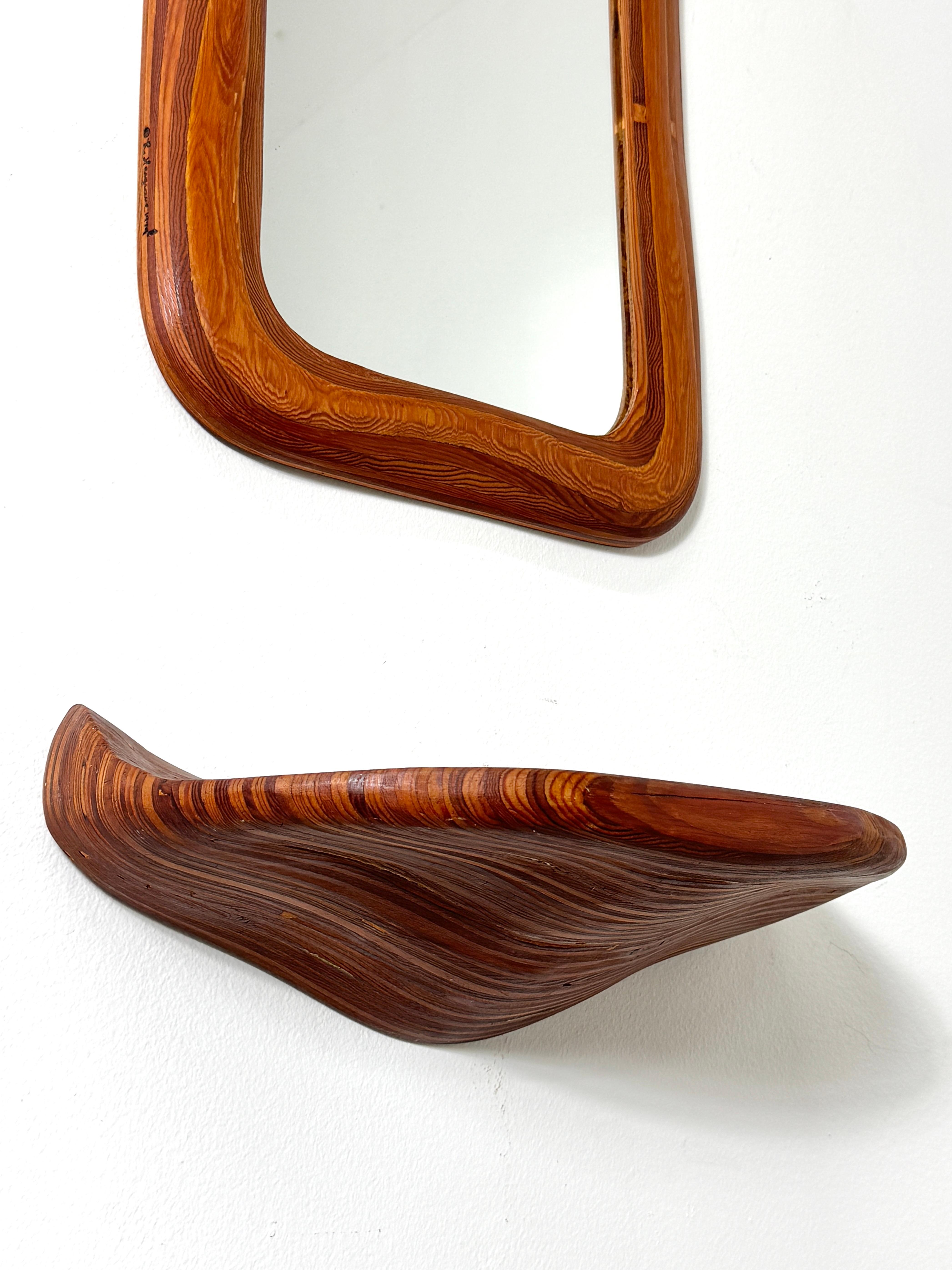 Amerikanisches Studio Craft Skulpturales Wood Wandregal und Spiegel von Robert Hargrave im Zustand „Gut“ im Angebot in Troy, MI