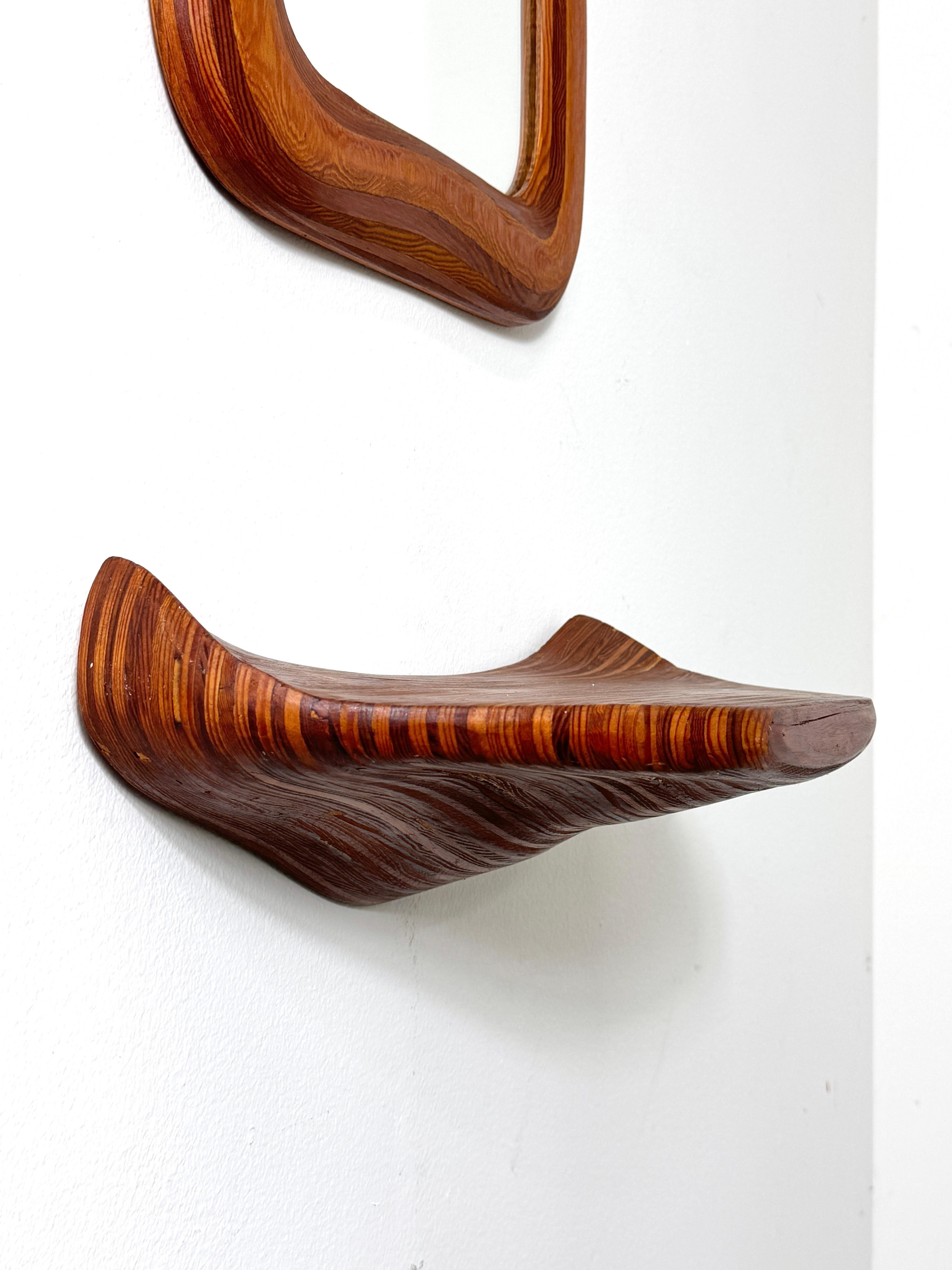 Amerikanisches Studio Craft Skulpturales Wood Wandregal und Spiegel von Robert Hargrave (Ende des 20. Jahrhunderts) im Angebot