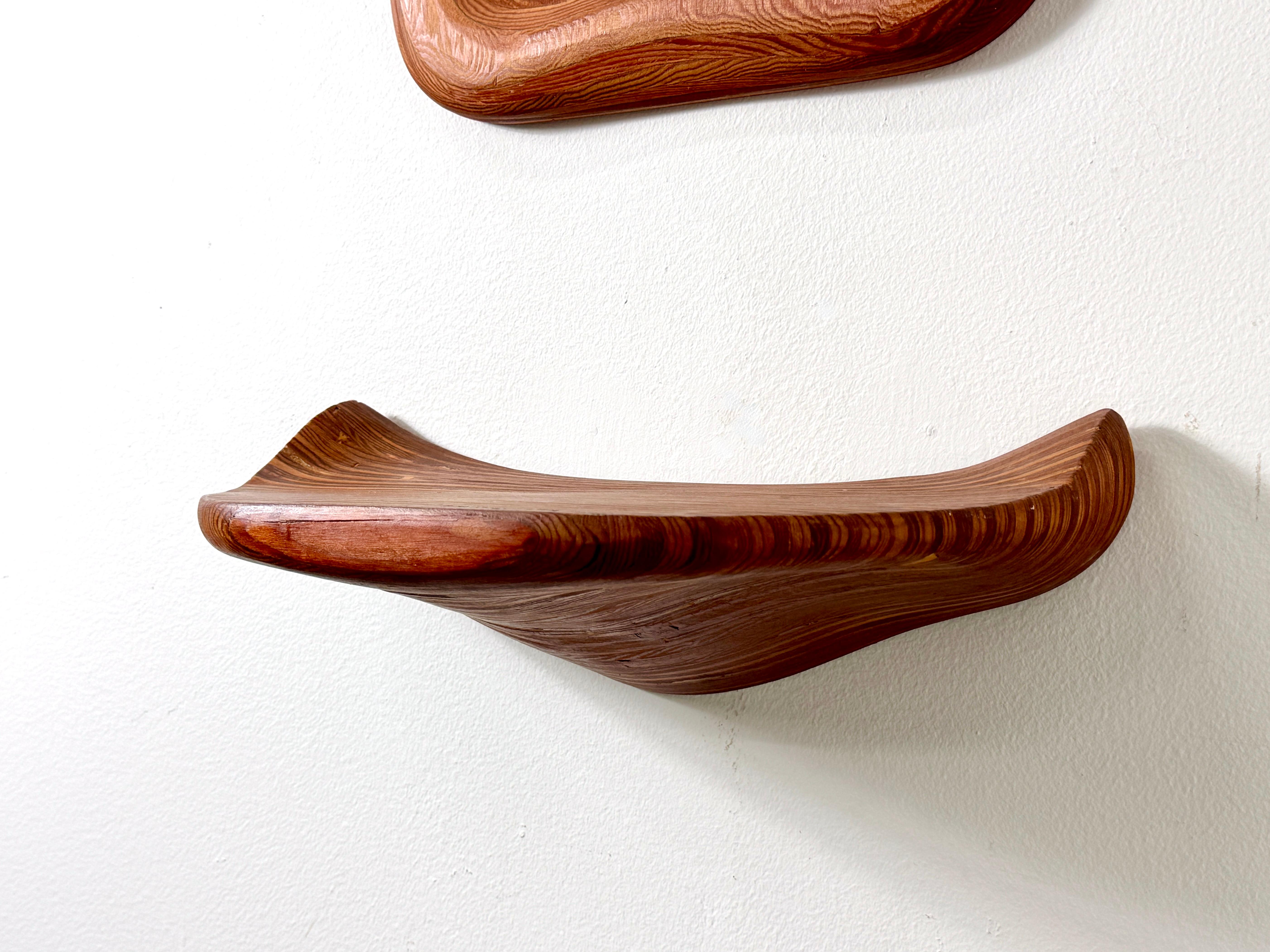 Amerikanisches Studio Craft Skulpturales Wood Wandregal und Spiegel von Robert Hargrave (Kiefernholz) im Angebot