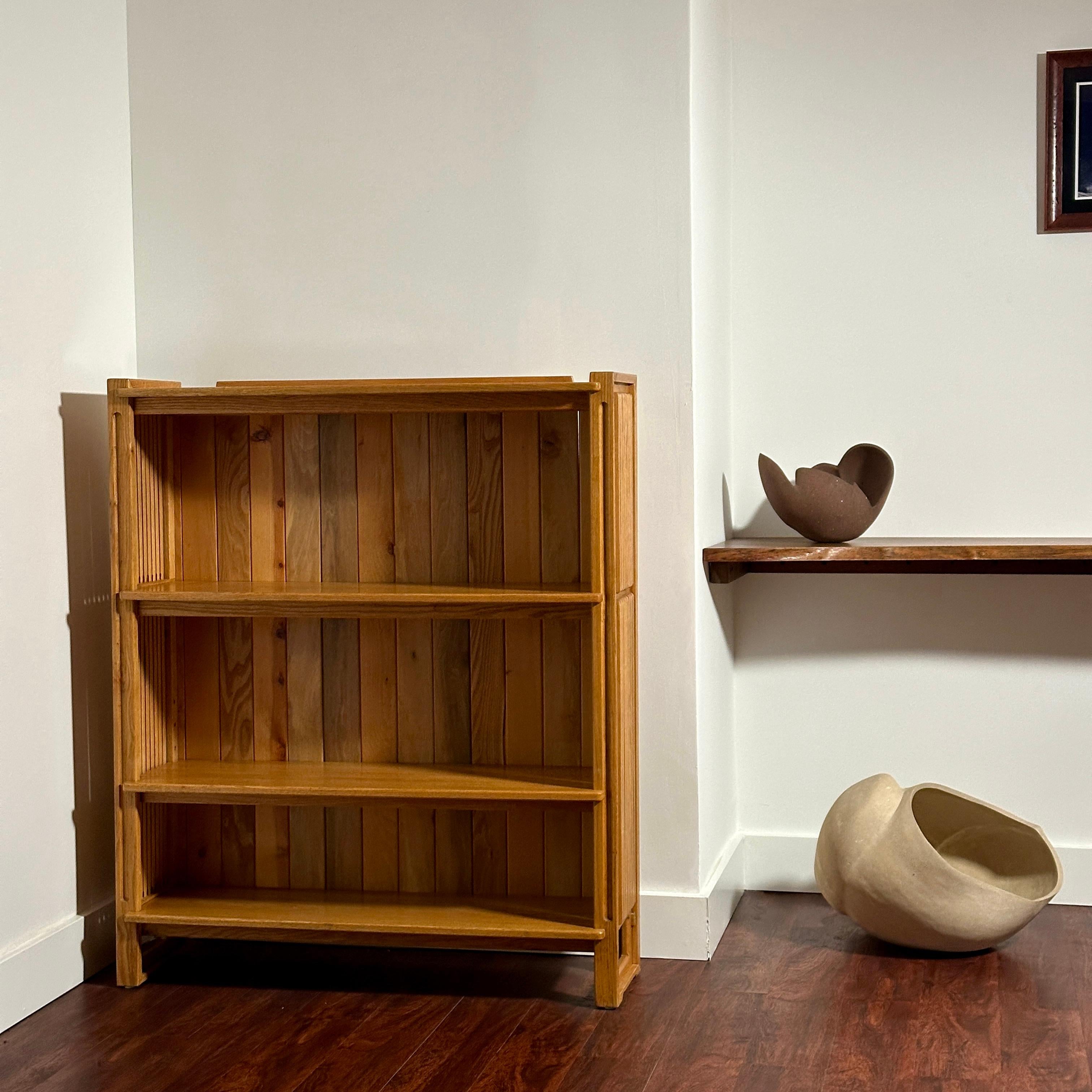 Scandinavo moderno American Studio Craft Slatted Bookcase in Solid Oak by Gene Caples in vendita