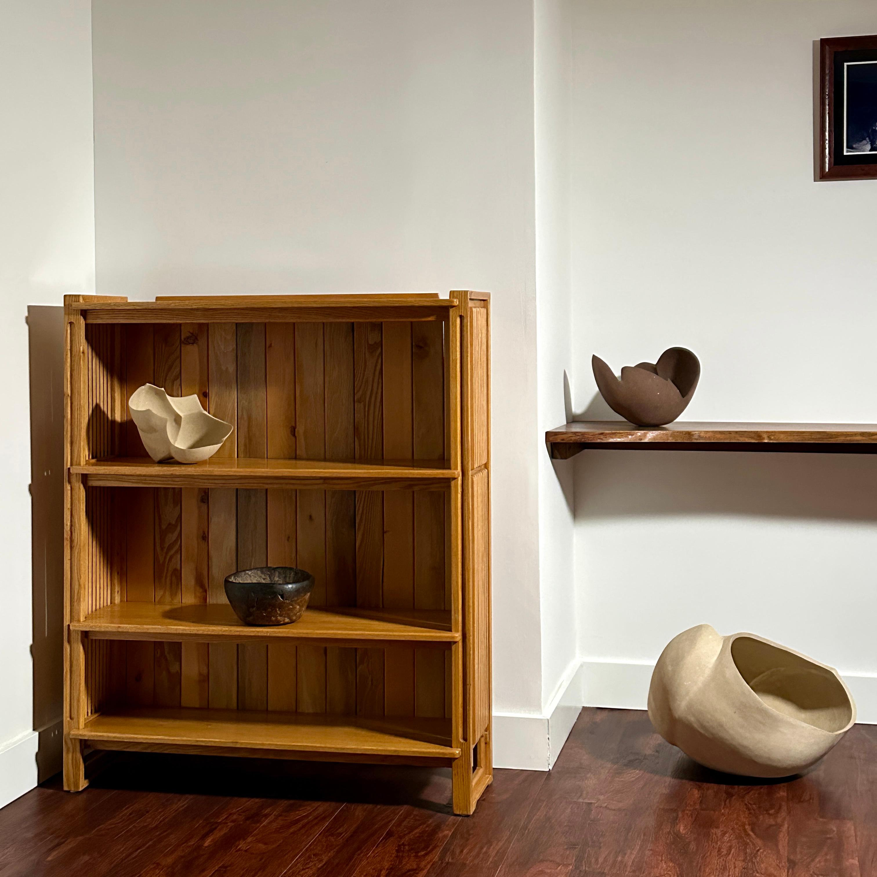American Studio Craft Slatted Bookcase in Solid Oak by Gene Caples In condizioni buone in vendita a Brooklyn, NY