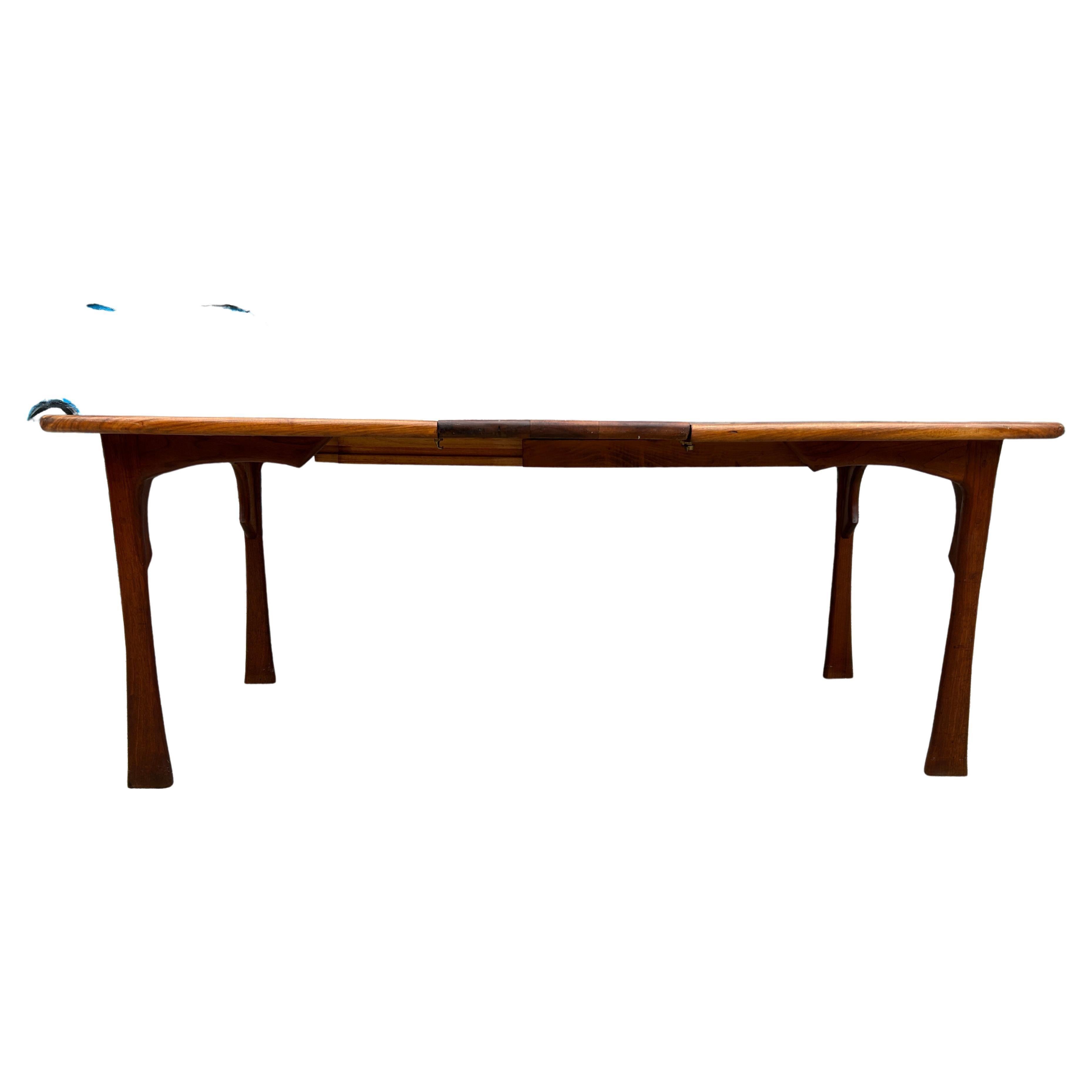 Bois de feuillus Table de salle à manger en noyer massif American Studio Craft Style of Wharton Esherick en vente