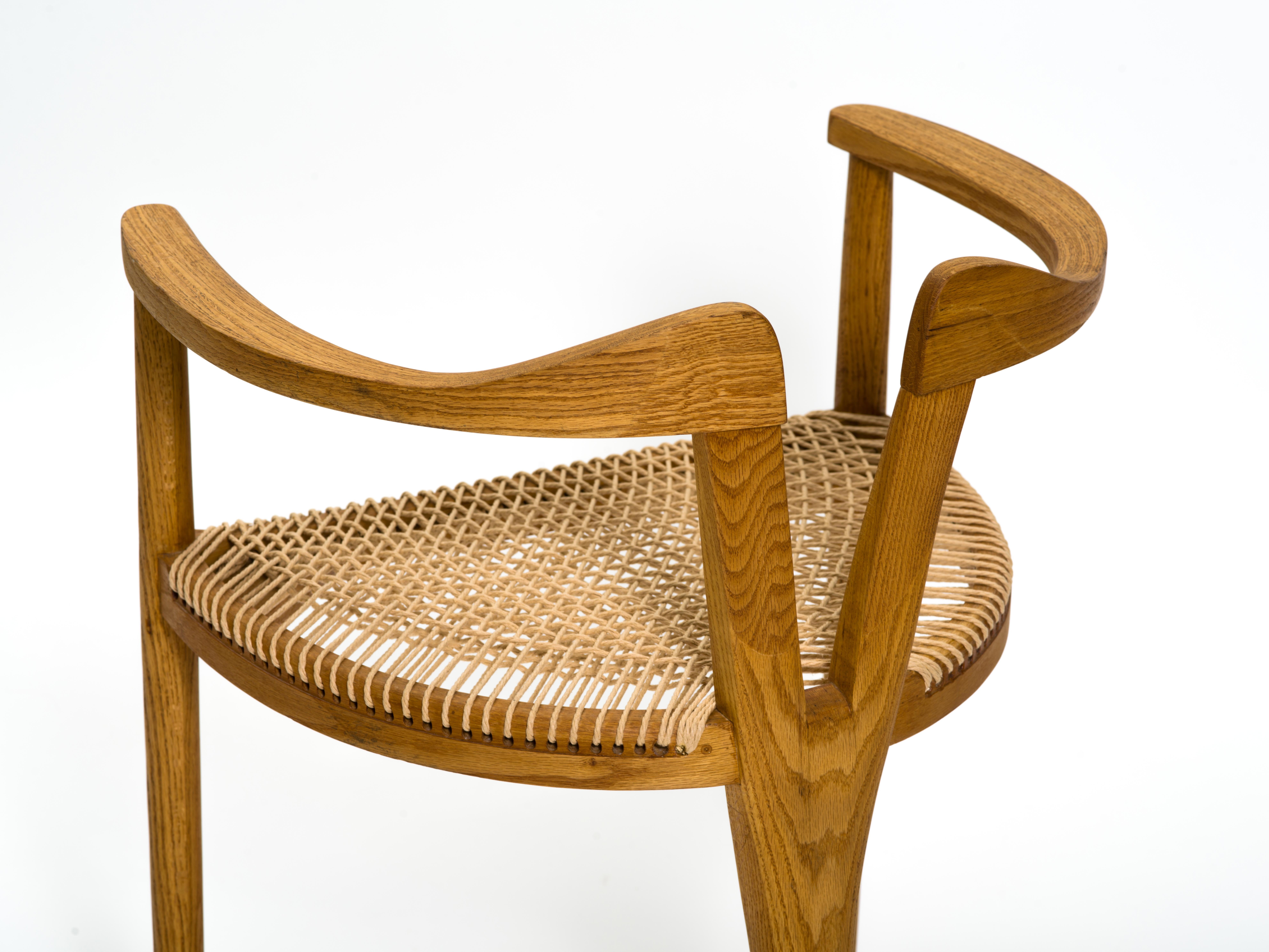 Chaise à trois pieds en chêne American Studio Craft avec assise tissée d'après Hans Wegner 1