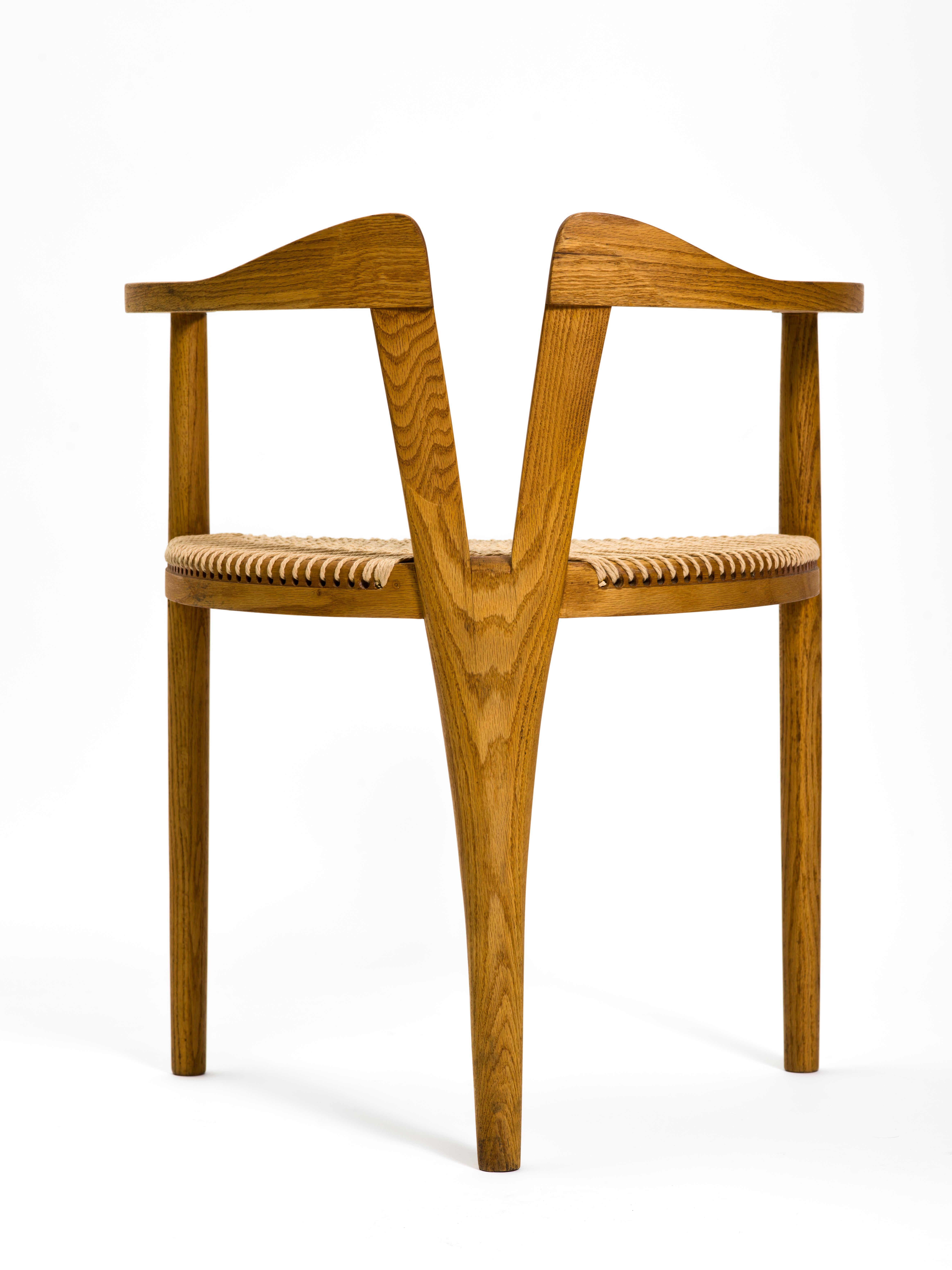 Chaise à trois pieds en chêne American Studio Craft avec assise tissée d'après Hans Wegner 2