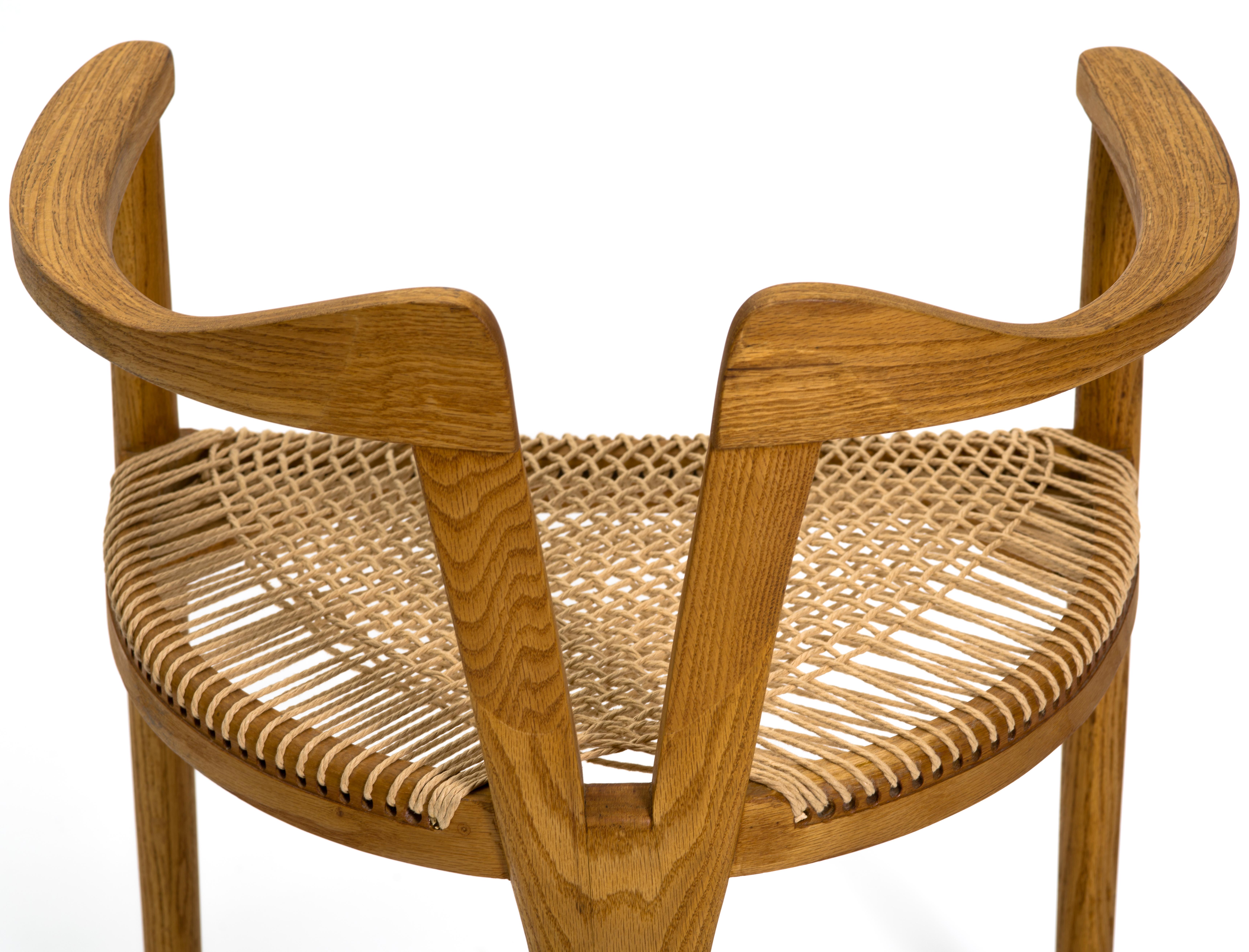 Chaise à trois pieds en chêne American Studio Craft avec assise tissée d'après Hans Wegner 3