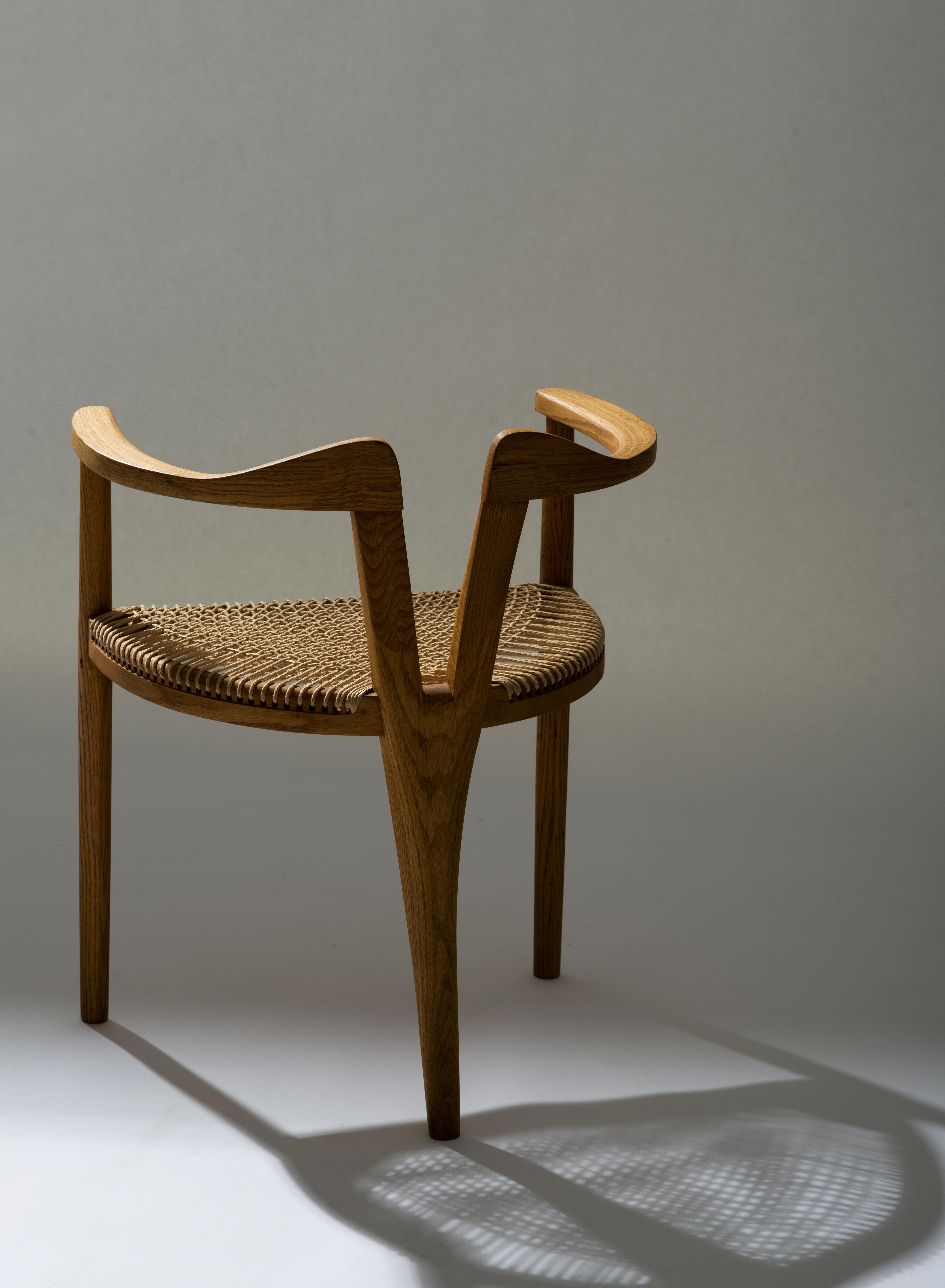 Chaise à trois pieds en chêne American Studio Craft avec assise tissée d'après Hans Wegner 5