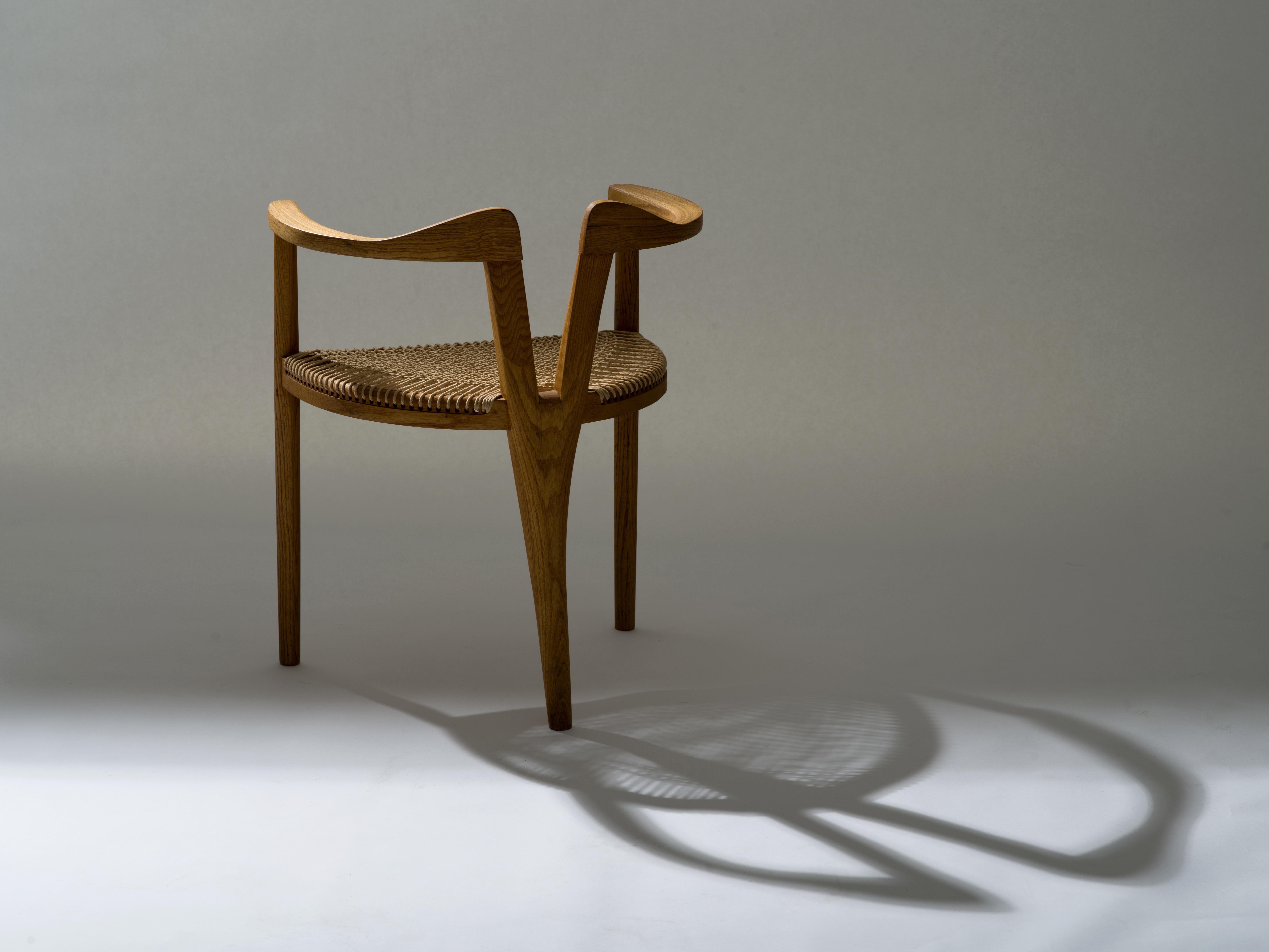 Chaise à trois pieds en chêne American Studio Craft avec assise tissée d'après Hans Wegner 6