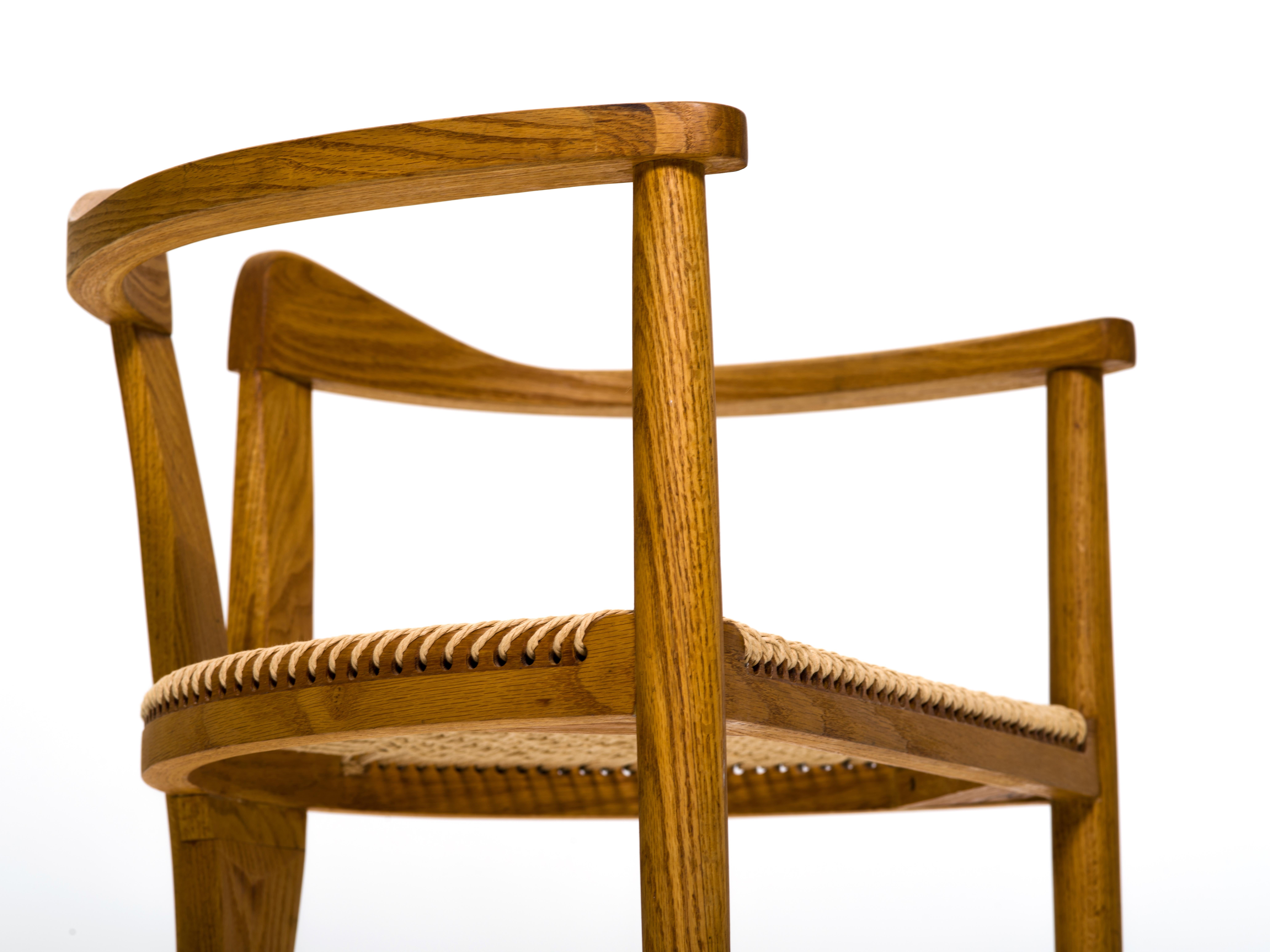 Chaise à trois pieds en chêne American Studio Craft avec assise tissée d'après Hans Wegner Bon état à Brooklyn, NY