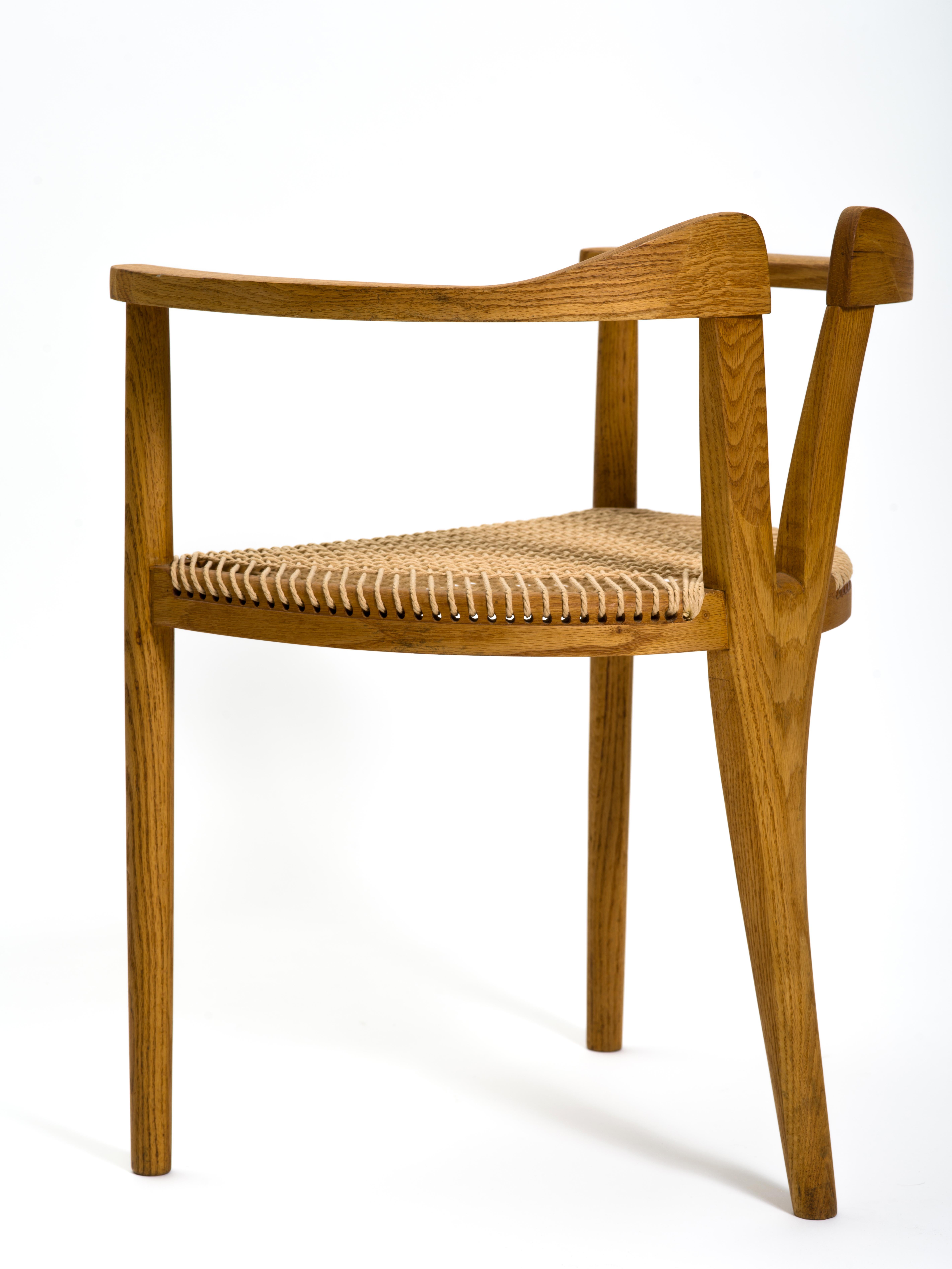 20ième siècle Chaise à trois pieds en chêne American Studio Craft avec assise tissée d'après Hans Wegner