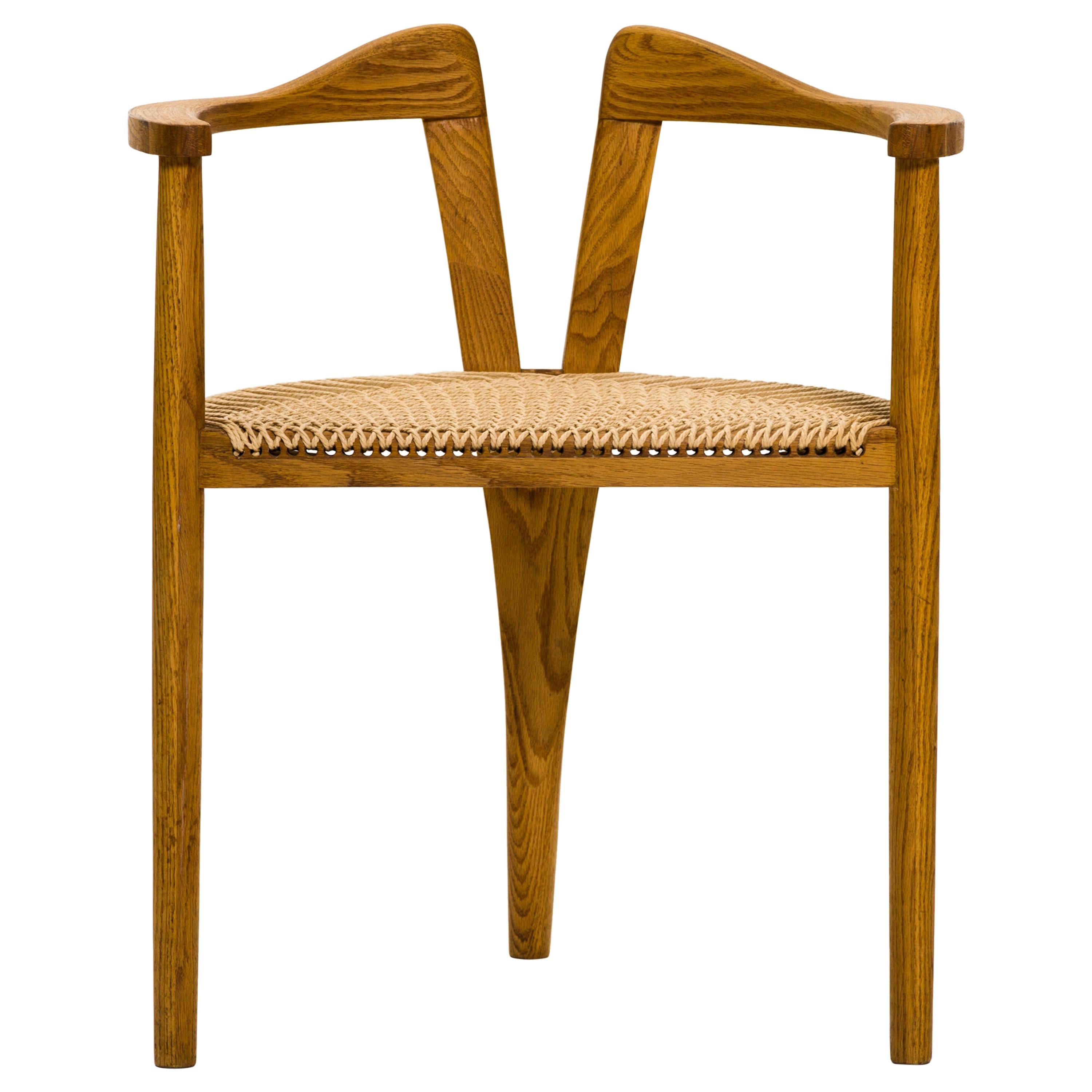 Chaise à trois pieds en chêne American Studio Craft avec assise tissée d'après Hans Wegner