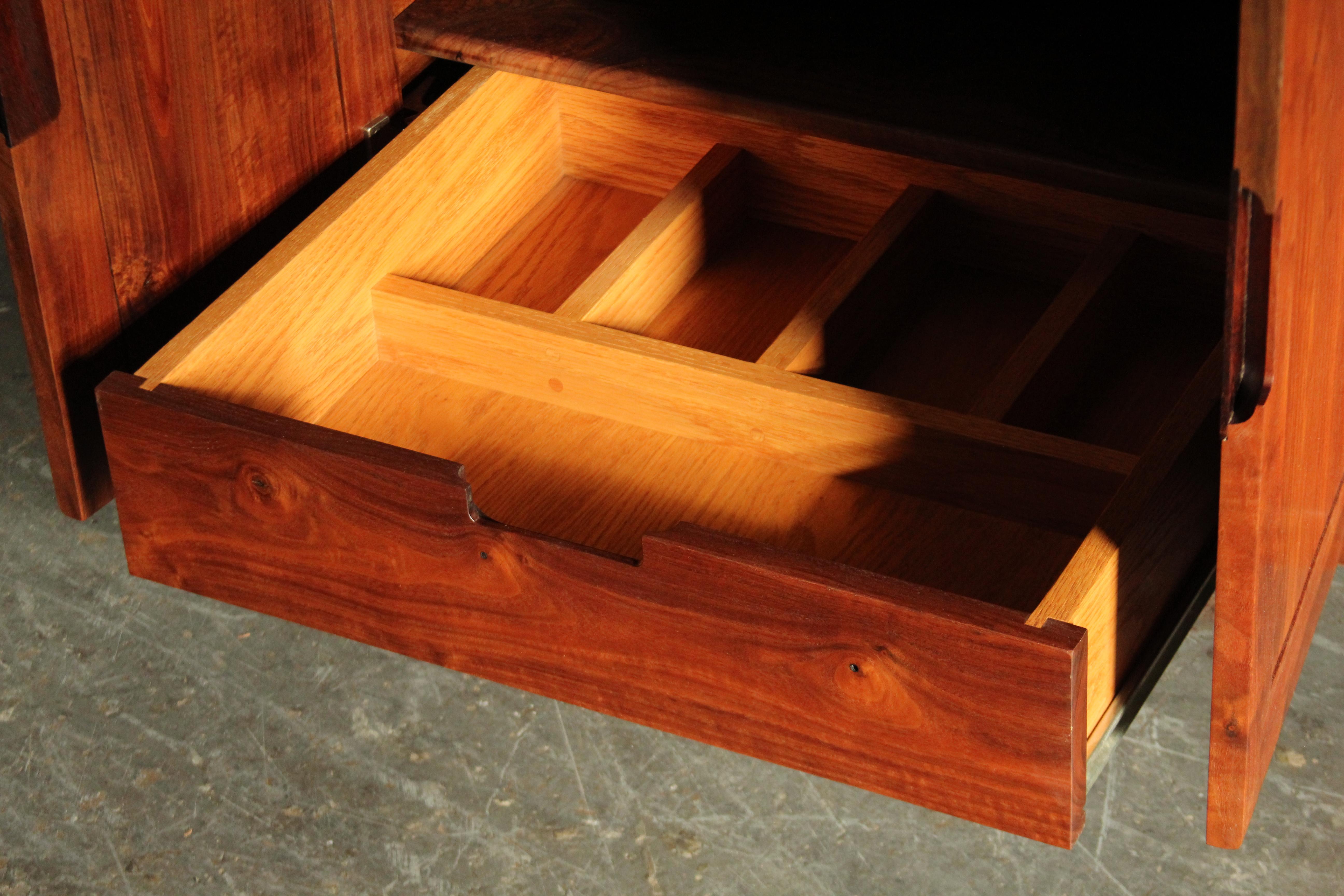 Amerikanischer Studio Craft-Schrank aus Nussbaumholz von Dale Holub, 1984 3