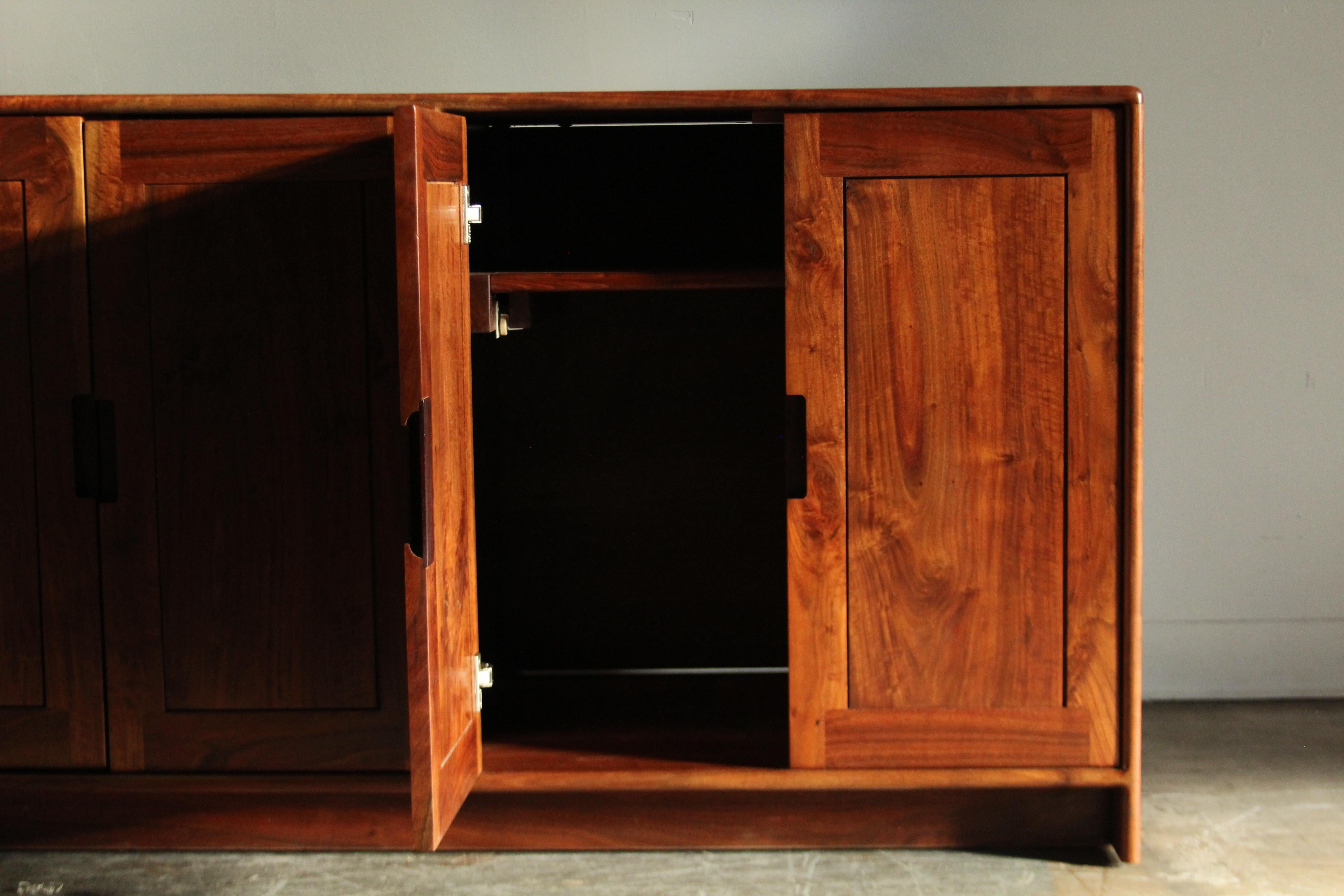Amerikanischer Studio Craft-Schrank aus Nussbaumholz von Dale Holub, 1984 4