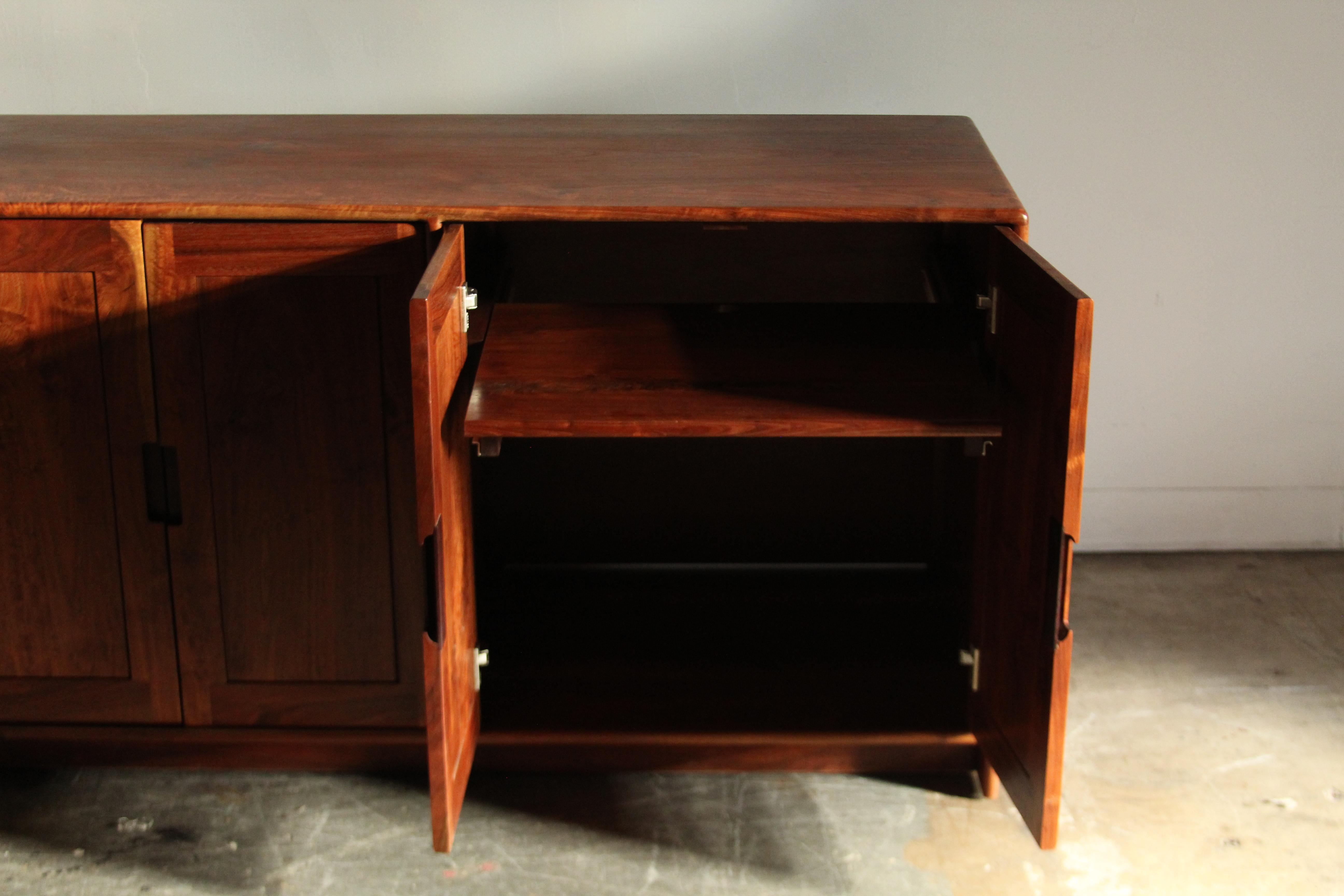 Amerikanischer Studio Craft-Schrank aus Nussbaumholz von Dale Holub, 1984 5