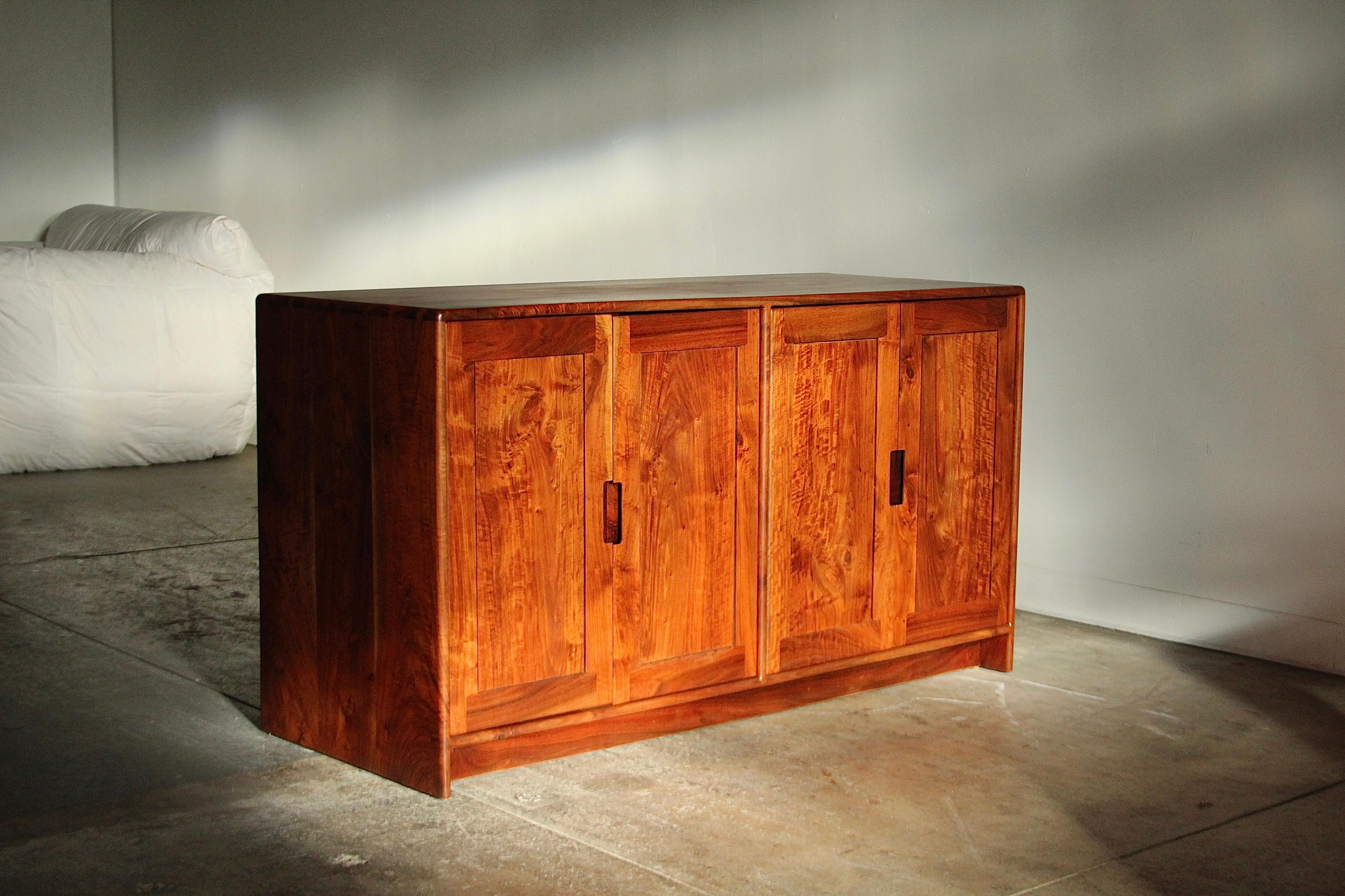 Amerikanischer Studio Craft-Schrank aus Nussbaumholz von Dale Holub, 1984 11