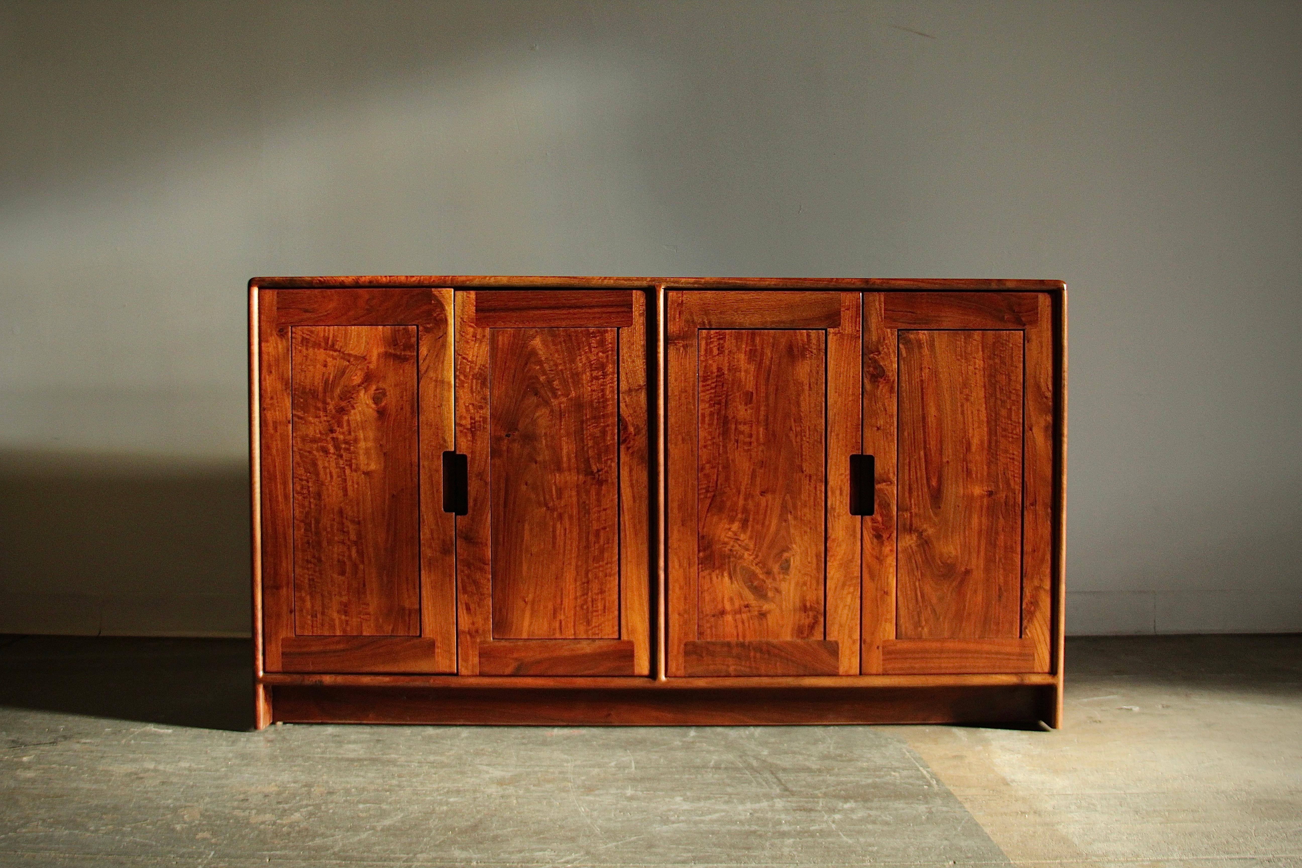Ein toller Studio-Schrank des kalifornischen Holzbauers Dale Holub. Holub war mit zahlreichen Arbeiten in der Publikation 'California Design 76' vertreten. Das aus massivem, stark gemasertem Nussbaumholz gefertigte Möbelstück verfügt über