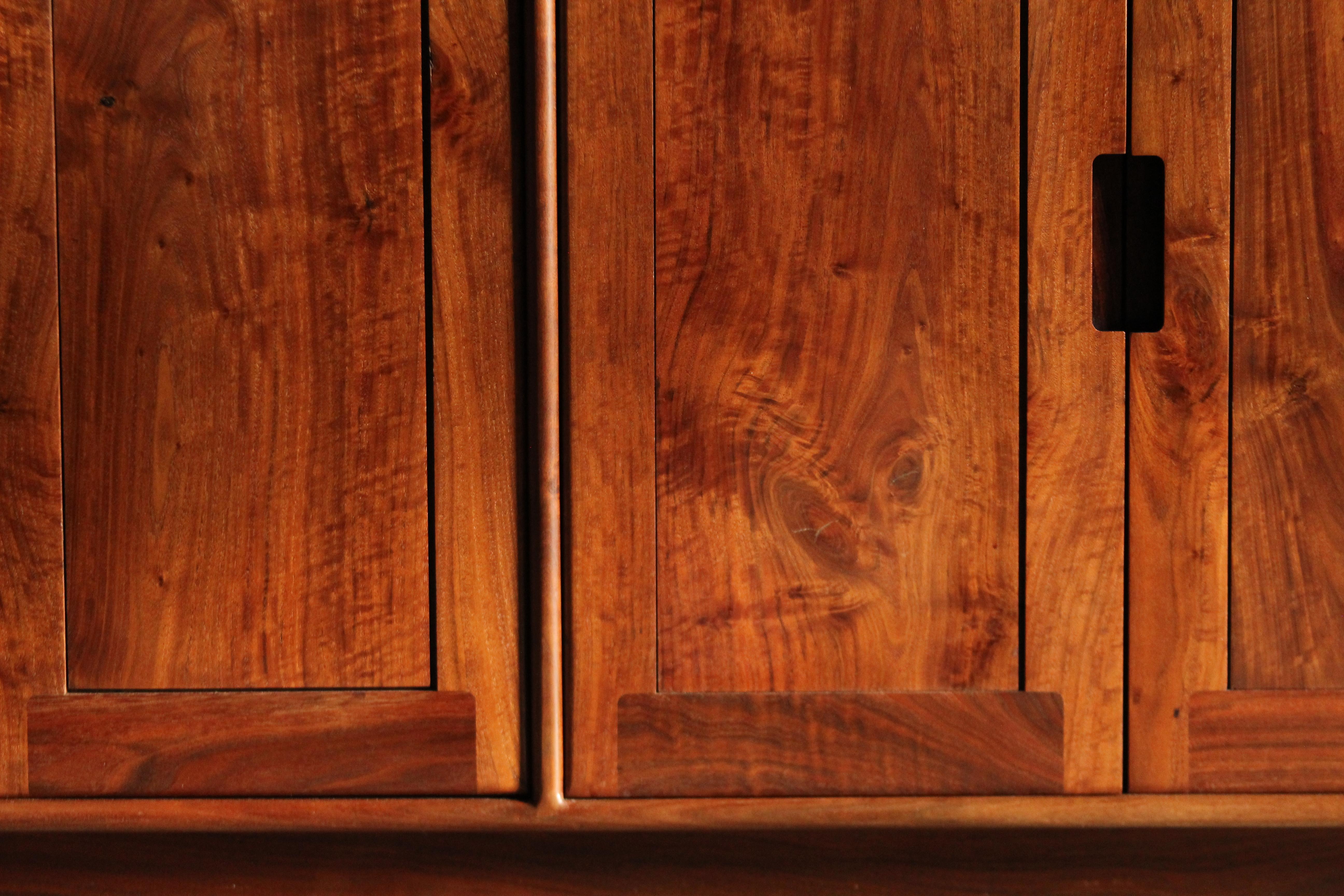 Amerikanischer Studio Craft-Schrank aus Nussbaumholz von Dale Holub, 1984 (American Arts and Crafts)