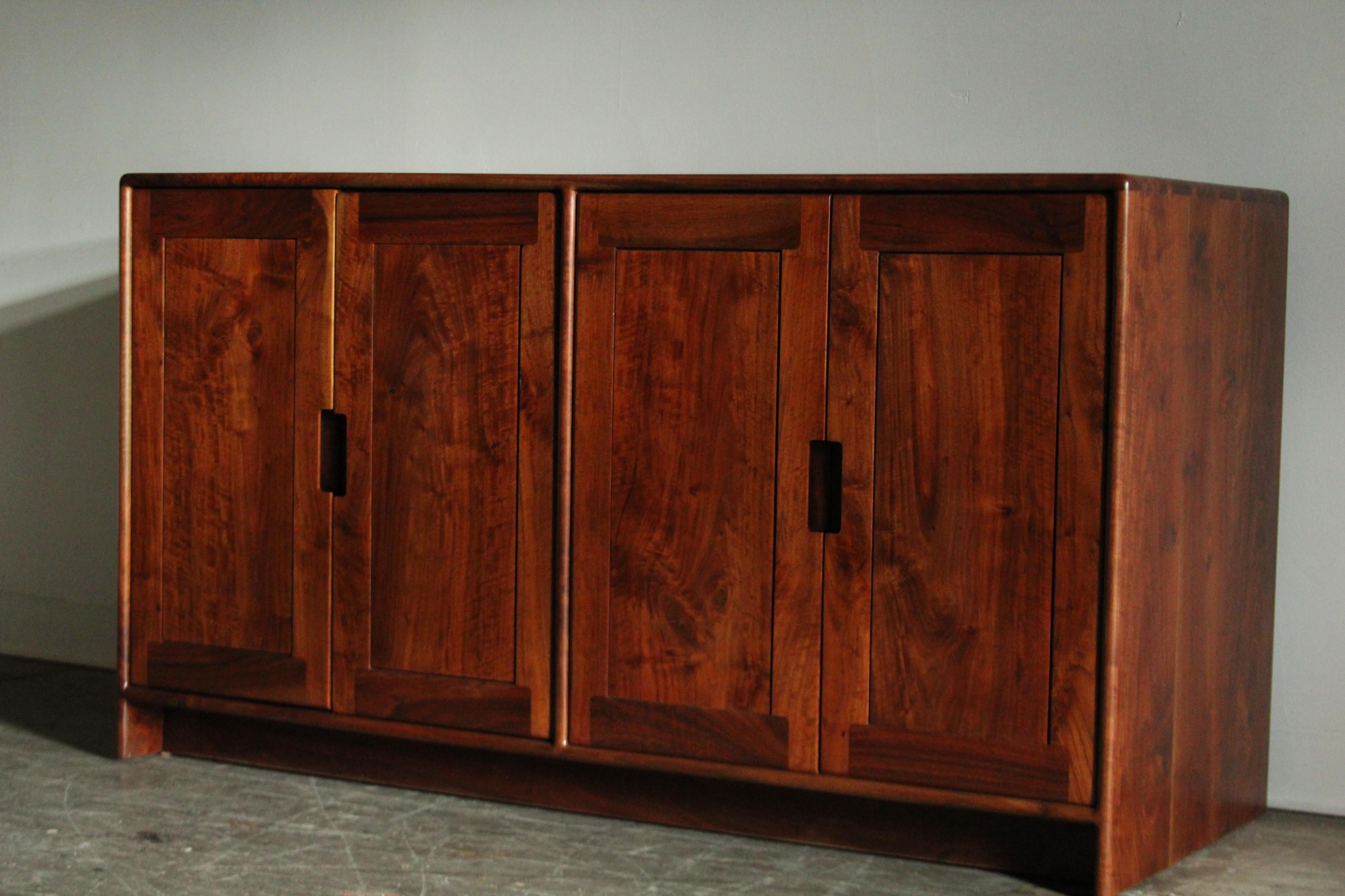 Amerikanischer Studio Craft-Schrank aus Nussbaumholz von Dale Holub, 1984 (amerikanisch)