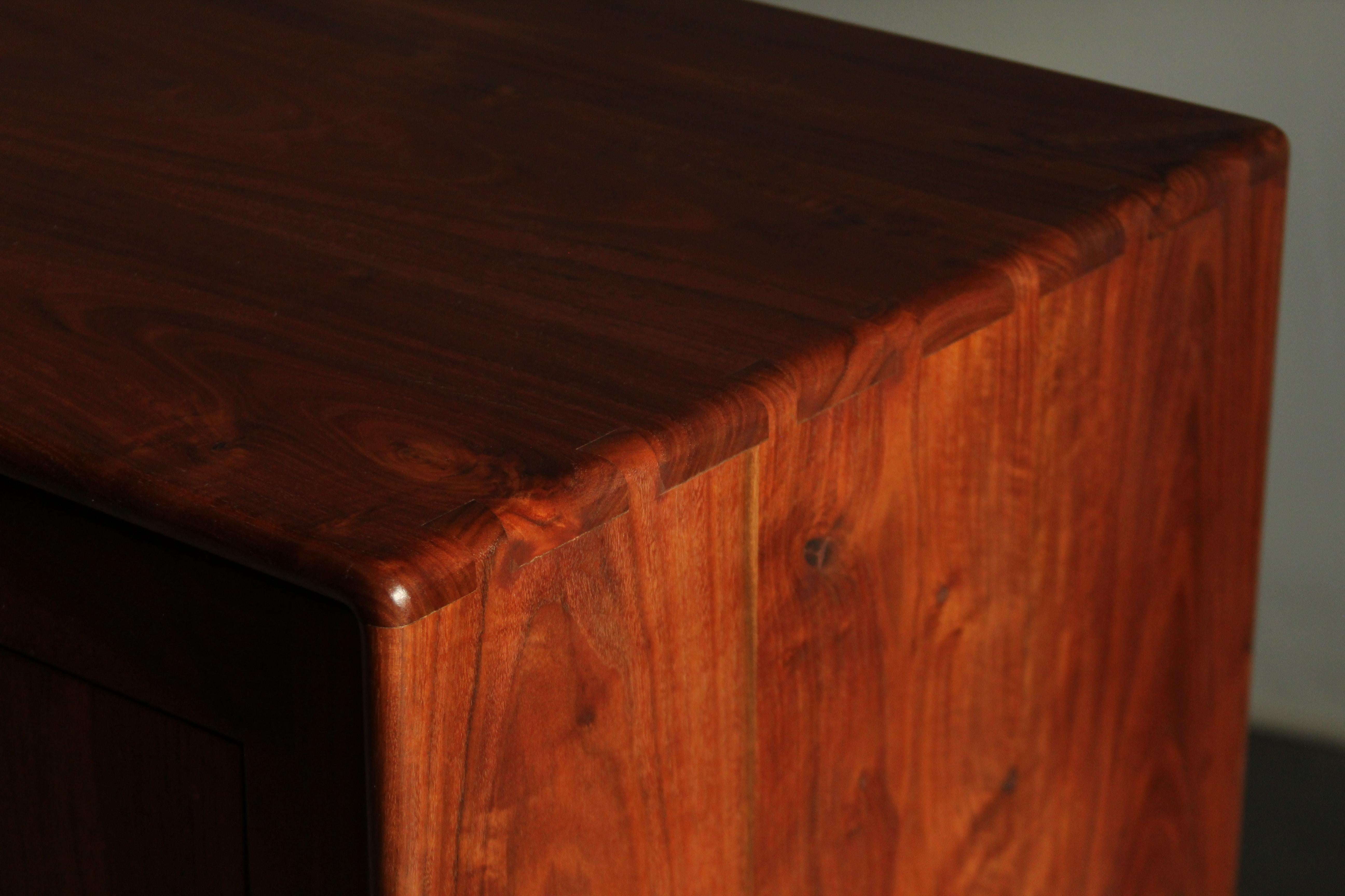 Amerikanischer Studio Craft-Schrank aus Nussbaumholz von Dale Holub, 1984 im Zustand „Gut“ in Coronado, CA