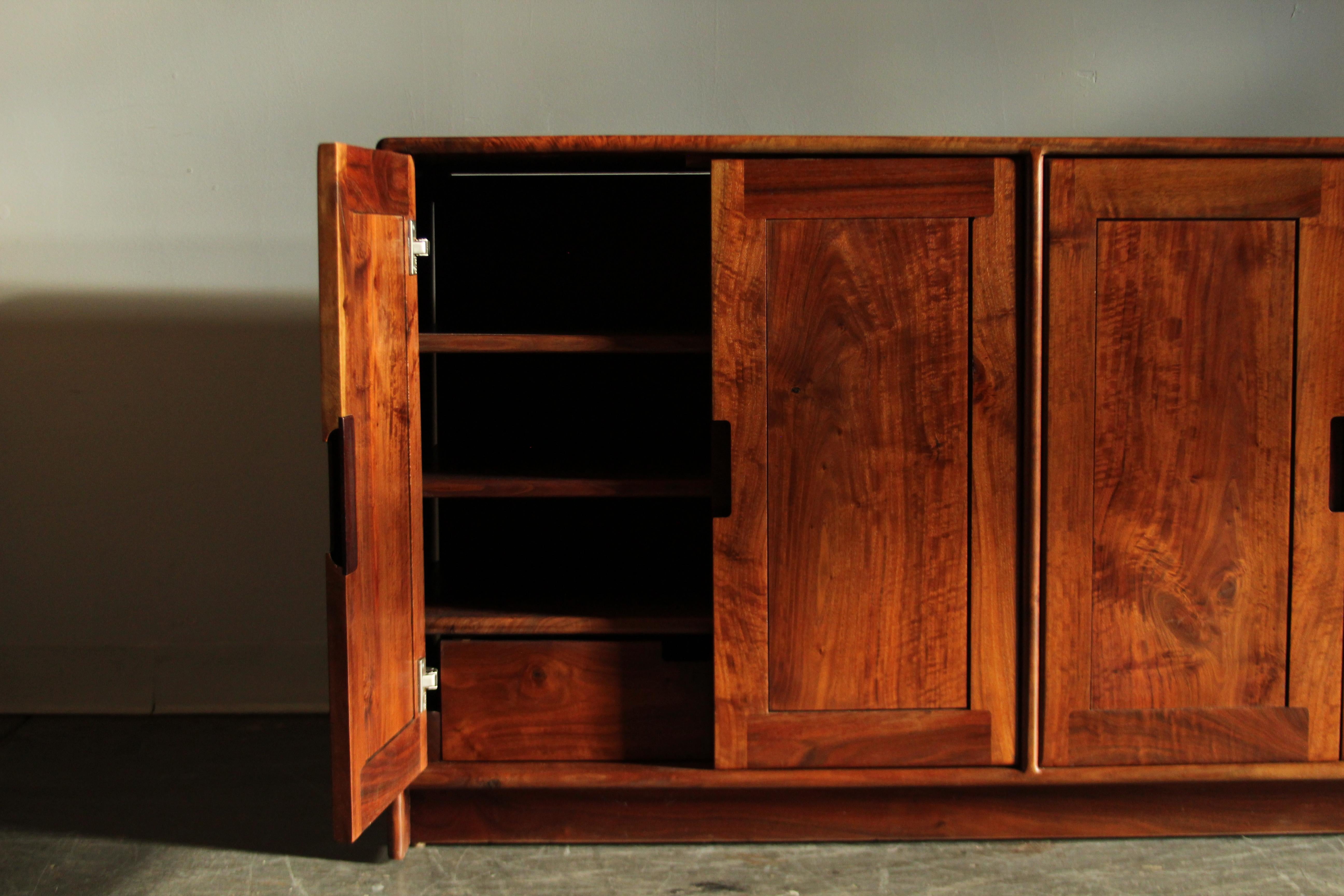 Amerikanischer Studio Craft-Schrank aus Nussbaumholz von Dale Holub, 1984 1
