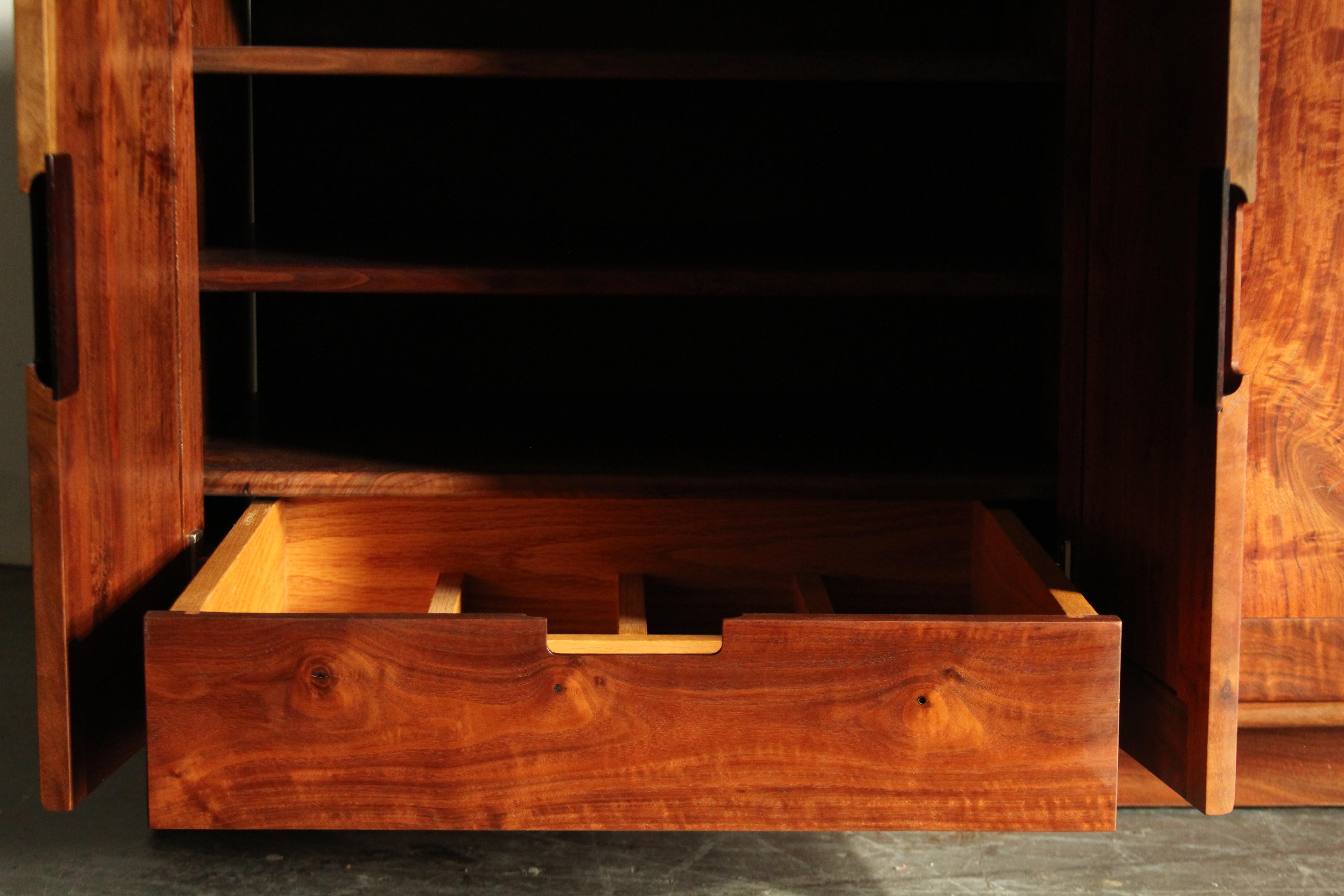 Amerikanischer Studio Craft-Schrank aus Nussbaumholz von Dale Holub, 1984 2