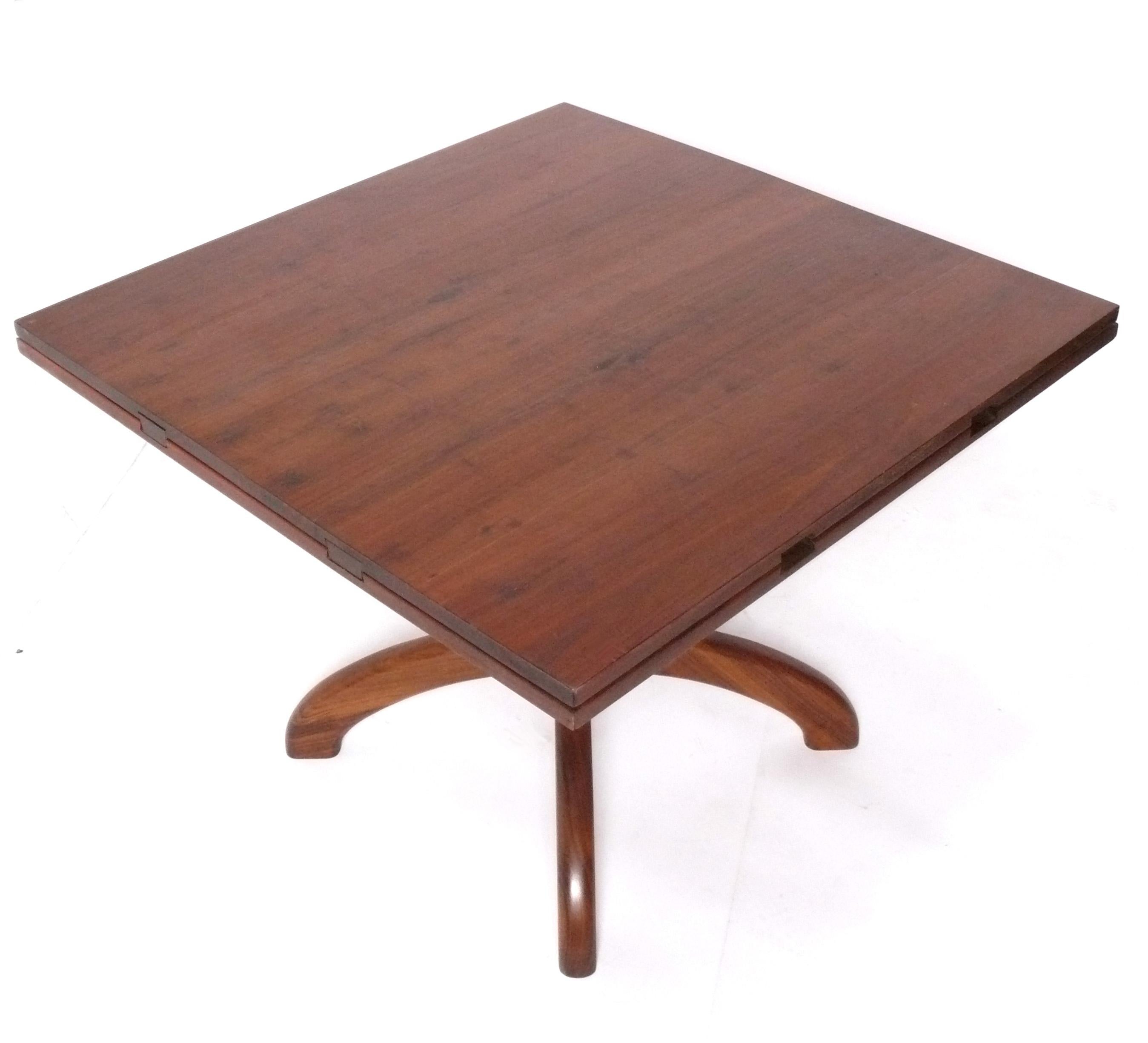 Américain Table de salle �à manger en noyer de Studio A, 4-6 places Chaises de salle à manger disponibles en vente