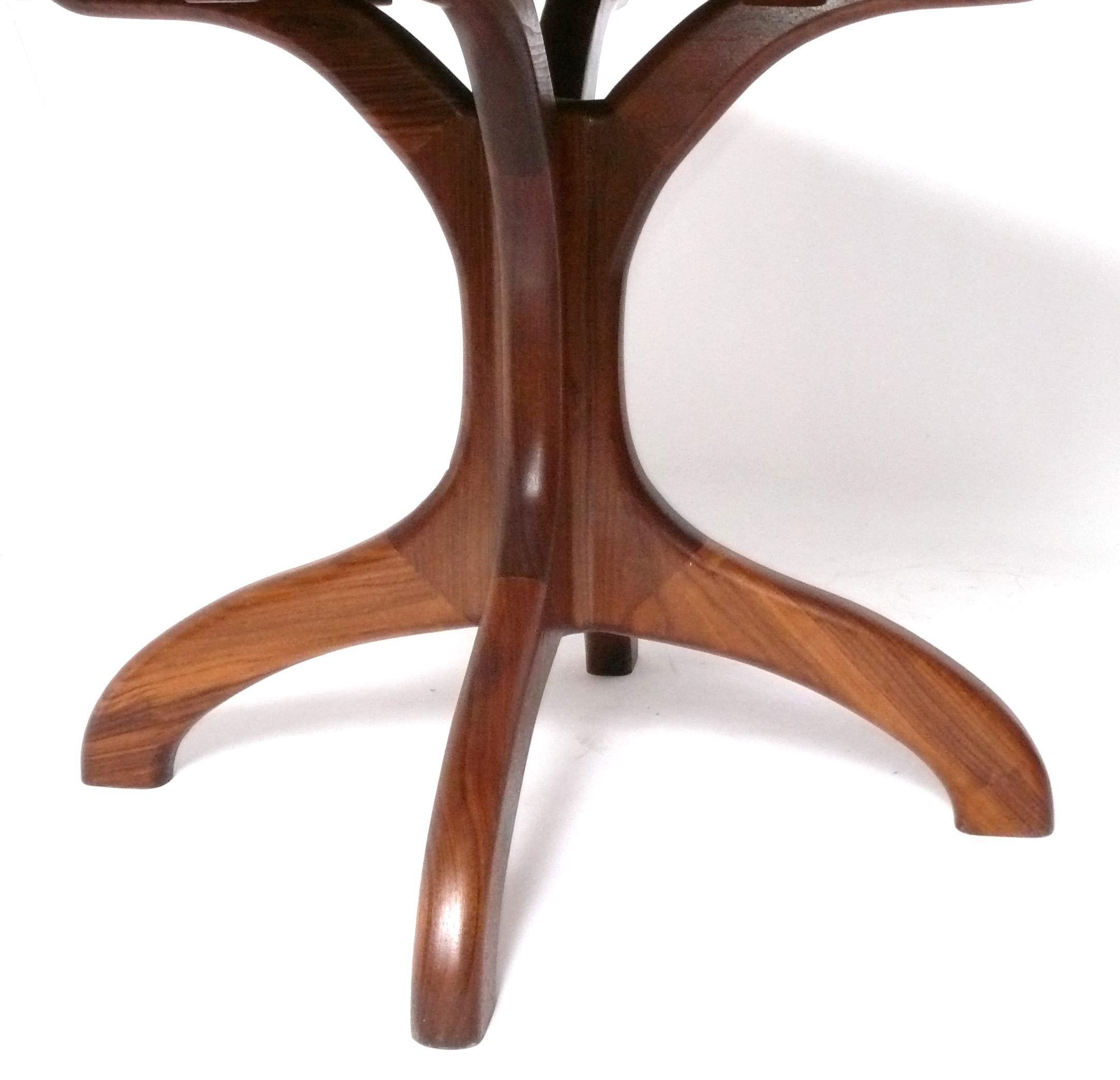 Table de salle à manger en noyer de Studio A, 4-6 places Chaises de salle à manger disponibles Bon état - En vente à Atlanta, GA