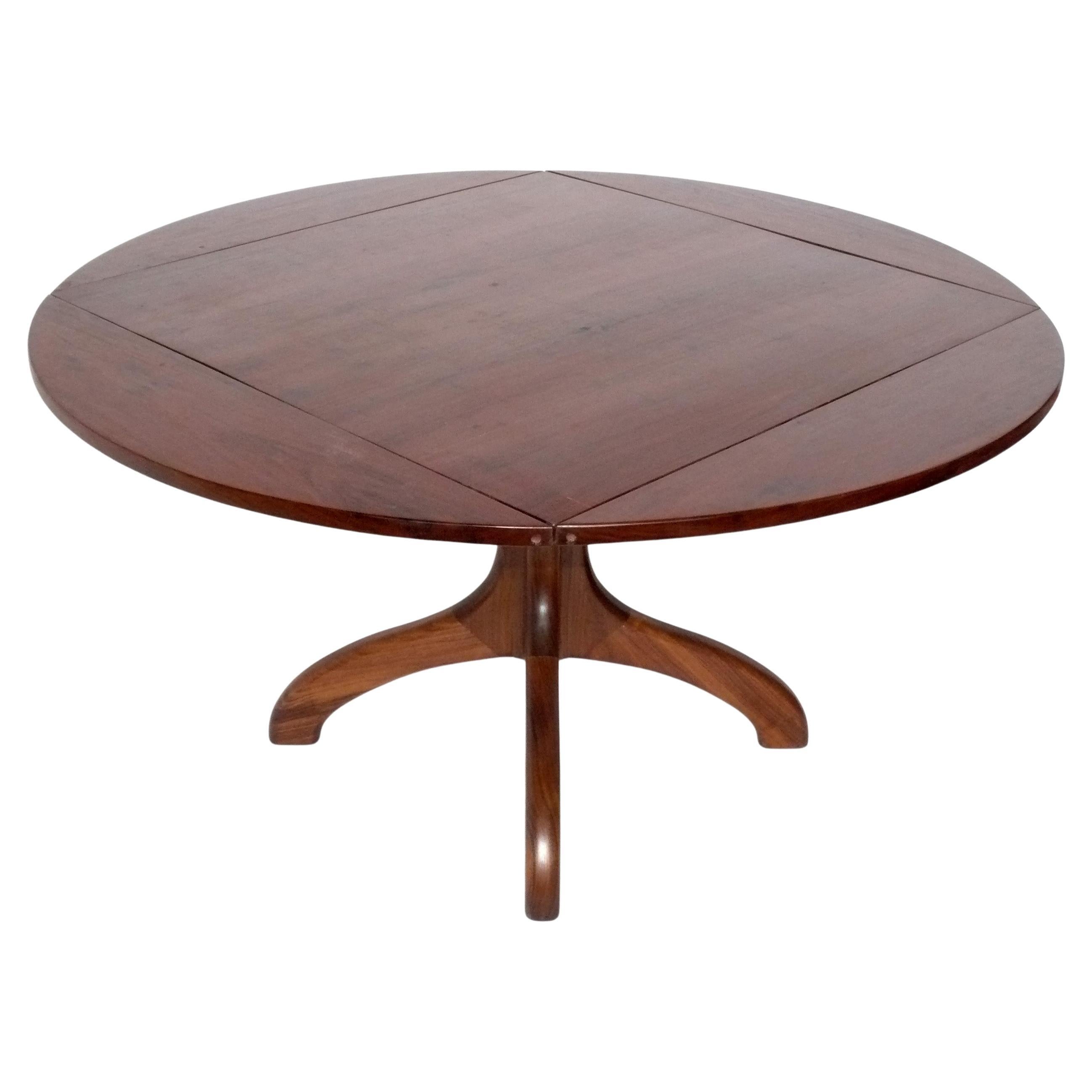 Table de salle à manger en noyer de Studio A, 4-6 places Chaises de salle à manger disponibles